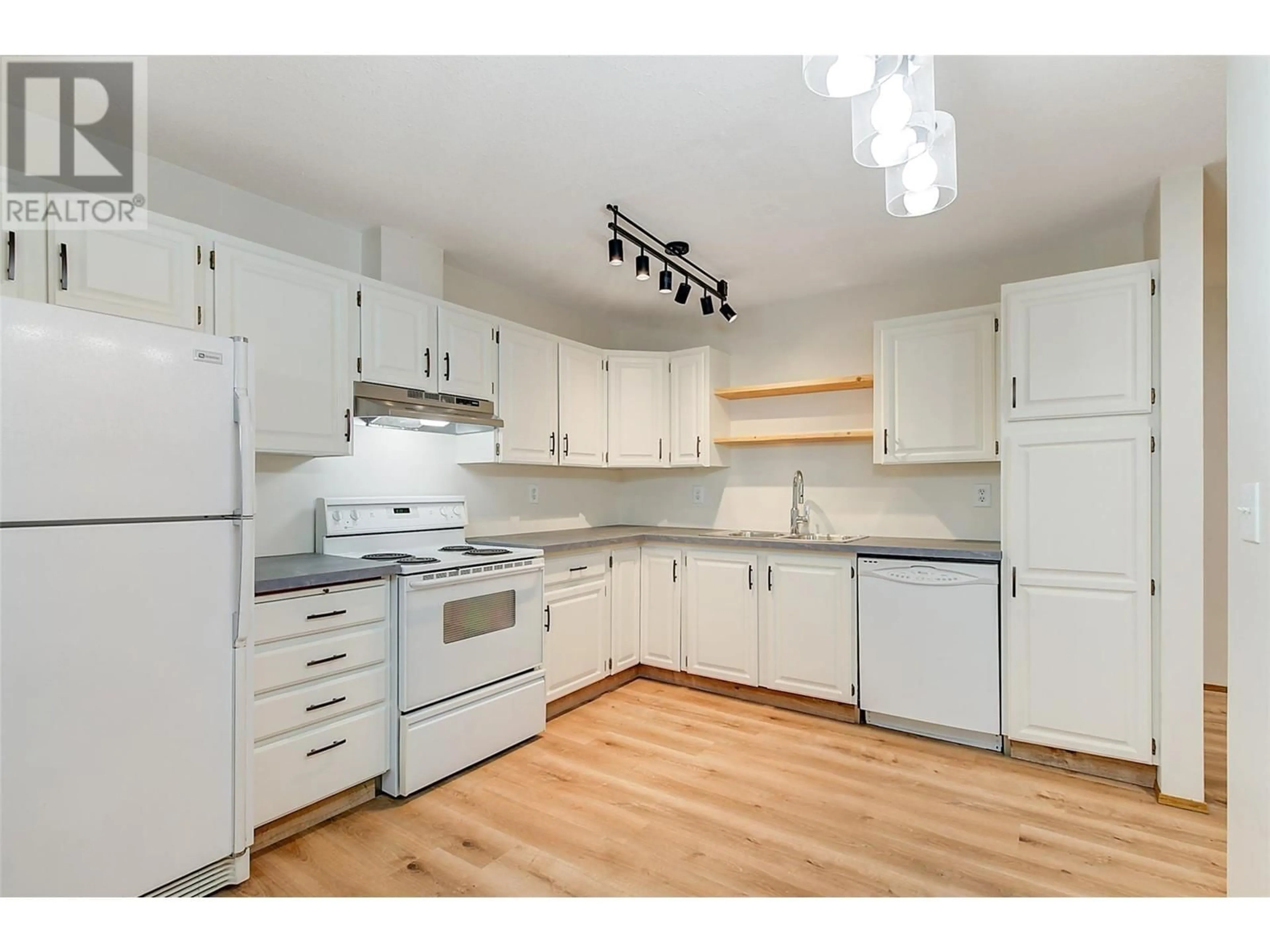 Standard kitchen, wood/laminate floor for 221 - 489 HIGHWAY 33 W OTHER, Kelowna British Columbia V1X1Y2