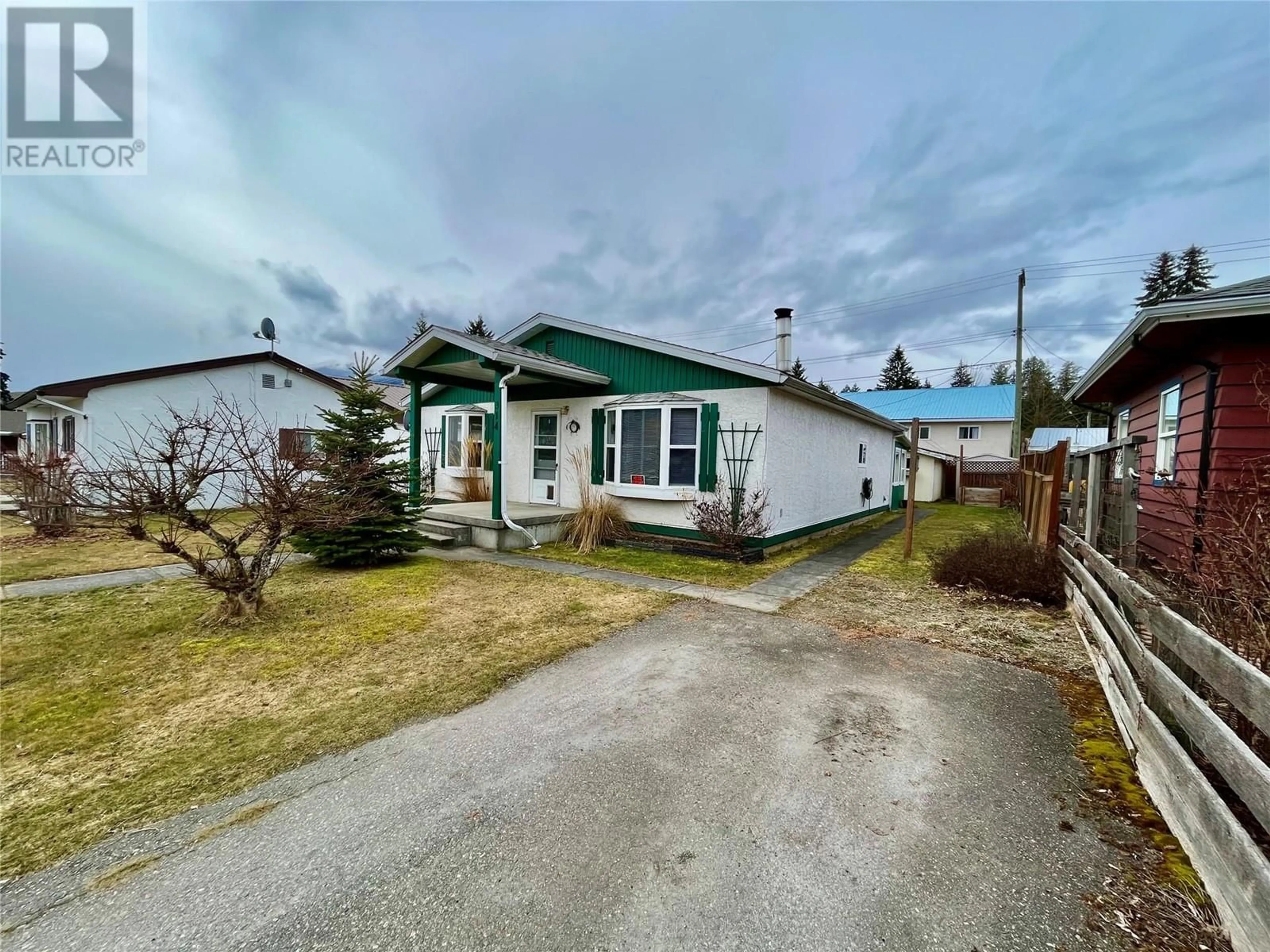 A pic from outside/outdoor area/front of a property/back of a property/a pic from drone, street for 314 7TH Avenue NW, Nakusp British Columbia V0G1R0