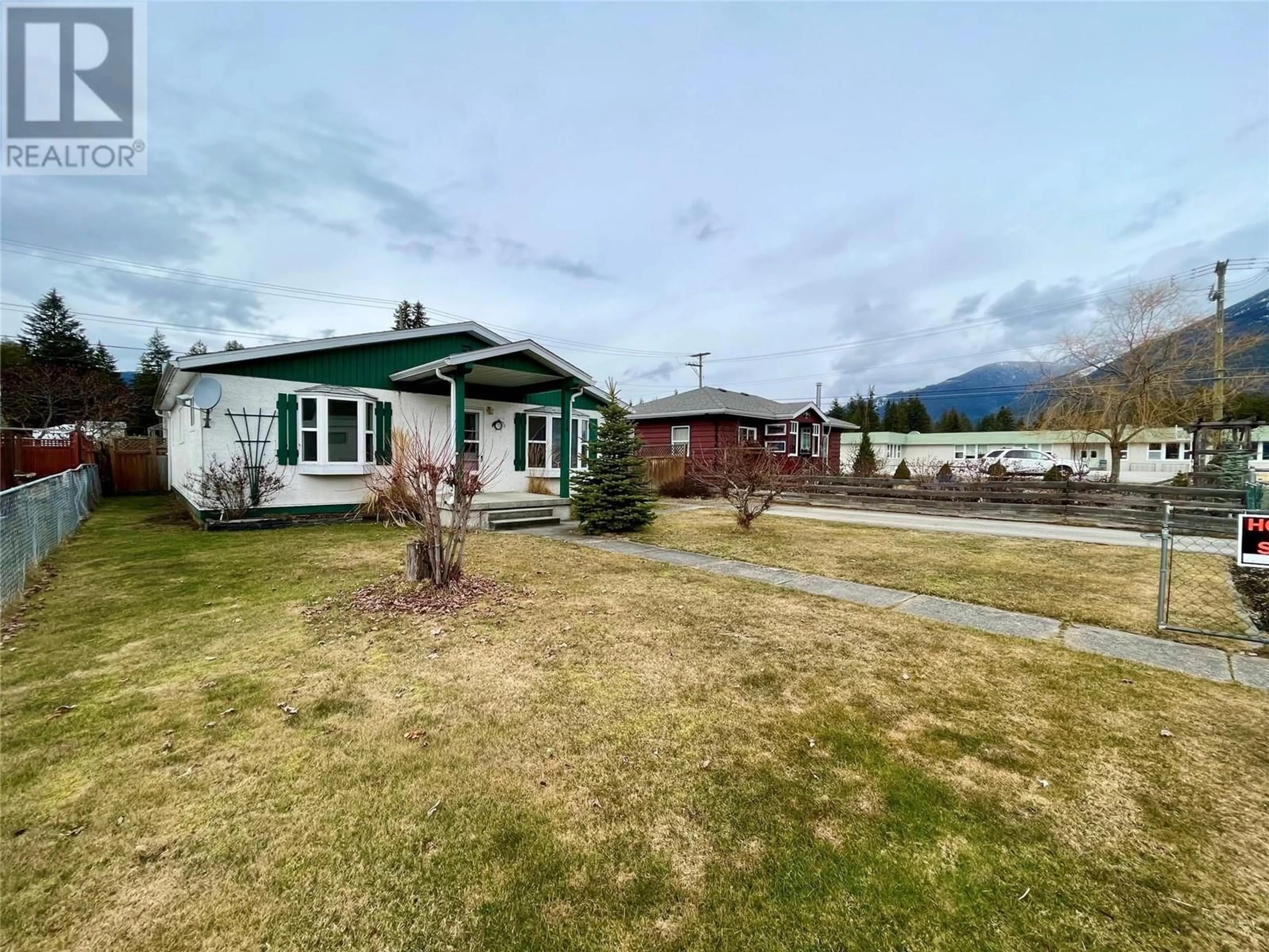 A pic from outside/outdoor area/front of a property/back of a property/a pic from drone, mountain view for 314 7TH Avenue NW, Nakusp British Columbia V0G1R0