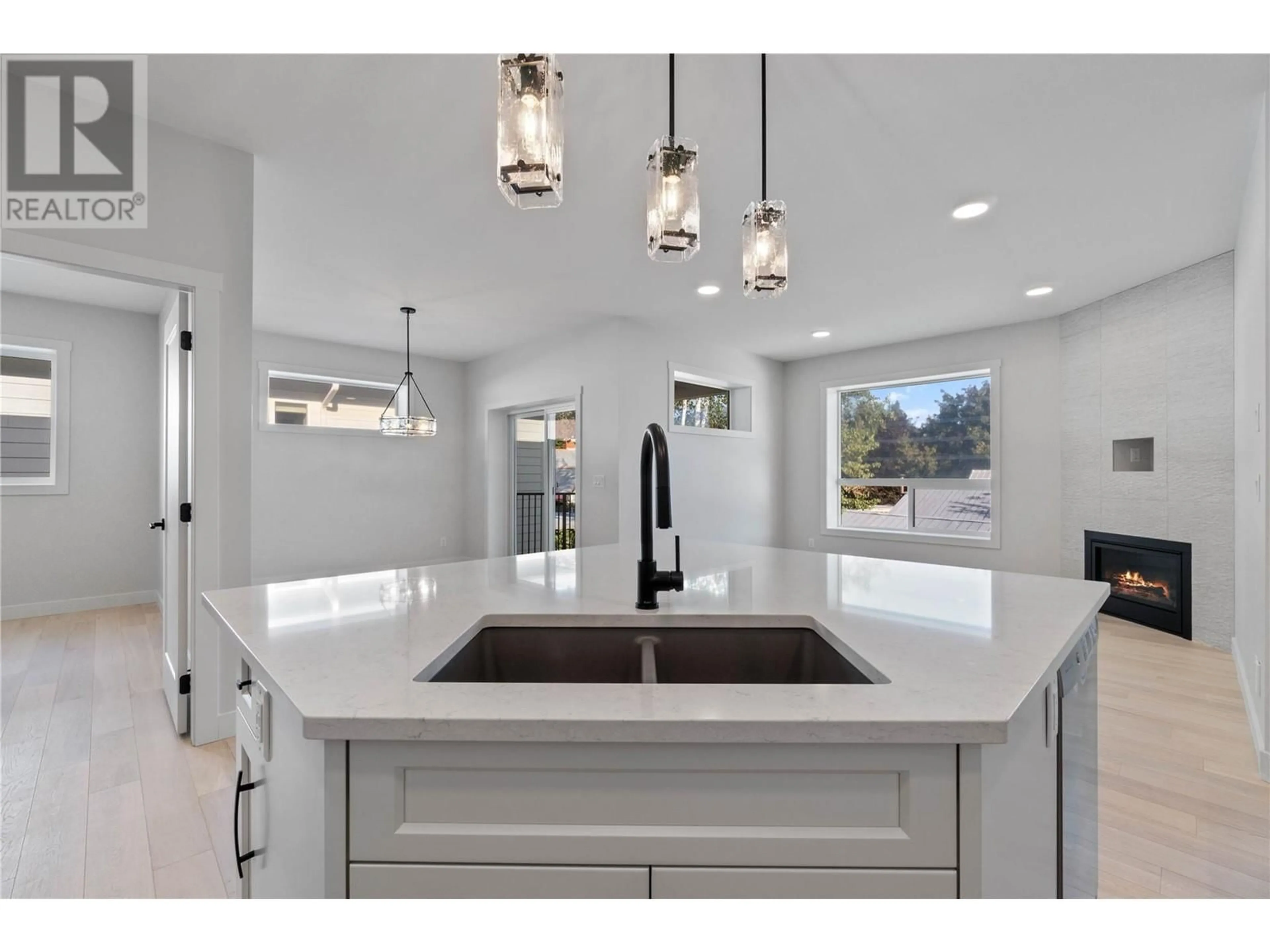 Contemporary kitchen, ceramic/tile floor for 9 - 1840 10 STREET SOUTHWEST, Salmon Arm British Columbia V1E0H2