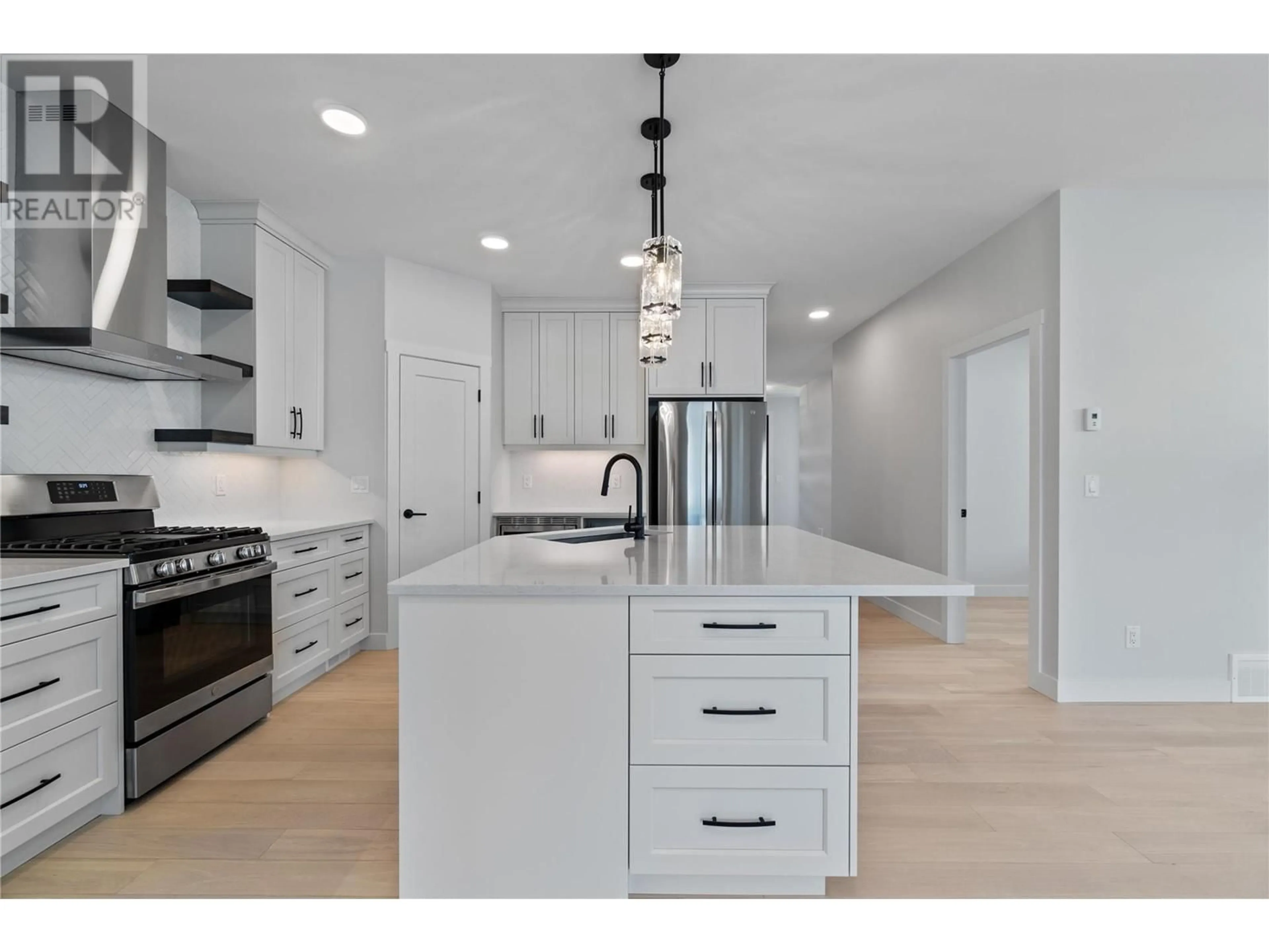 Open concept kitchen, unknown for 9 - 1840 10 STREET SOUTHWEST, Salmon Arm British Columbia V1E0H2