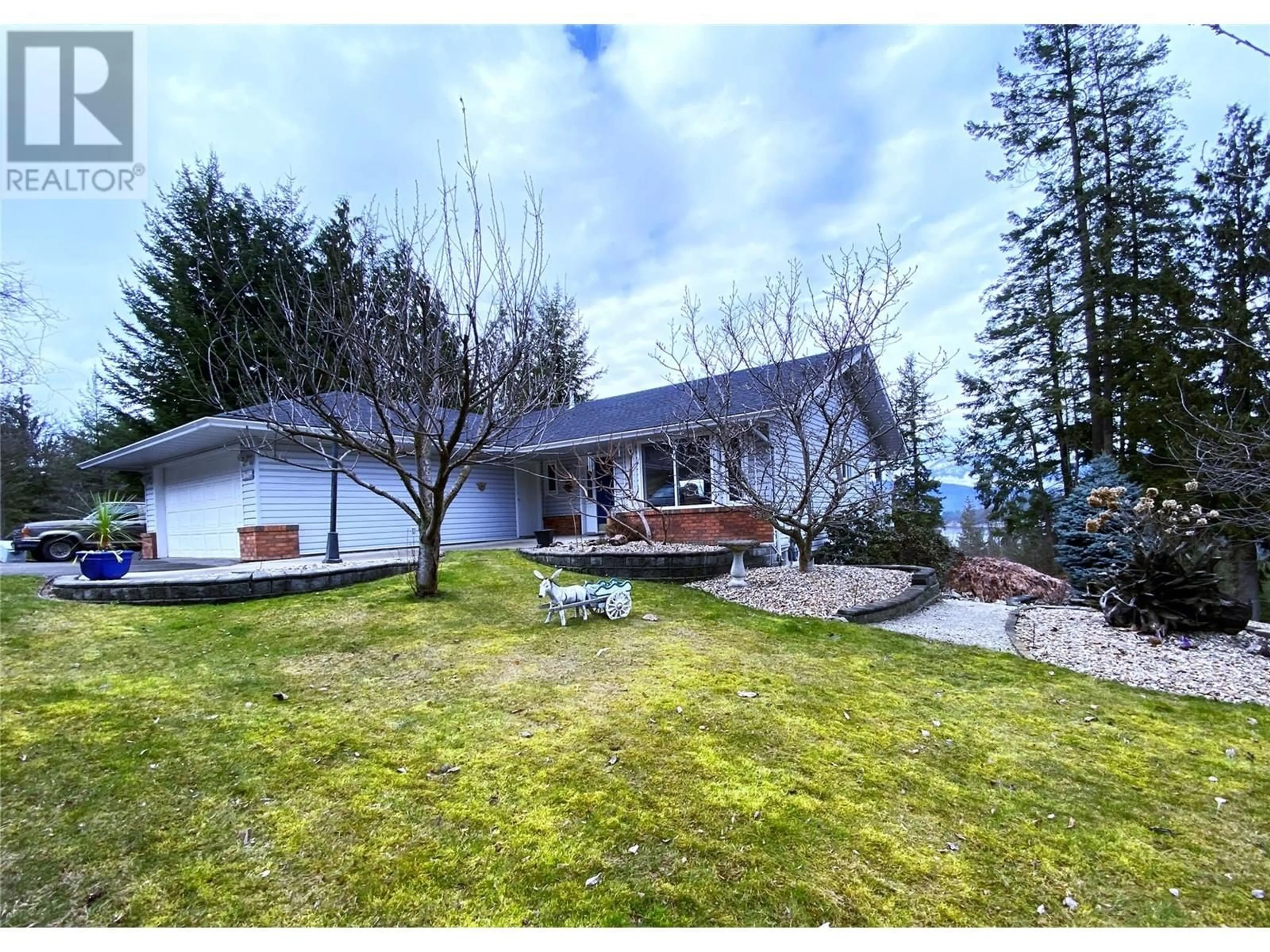 A pic from outside/outdoor area/front of a property/back of a property/a pic from drone, mountain view for 2609 MOUNTVIEW DRIVE, Blind Bay British Columbia V0E1H1