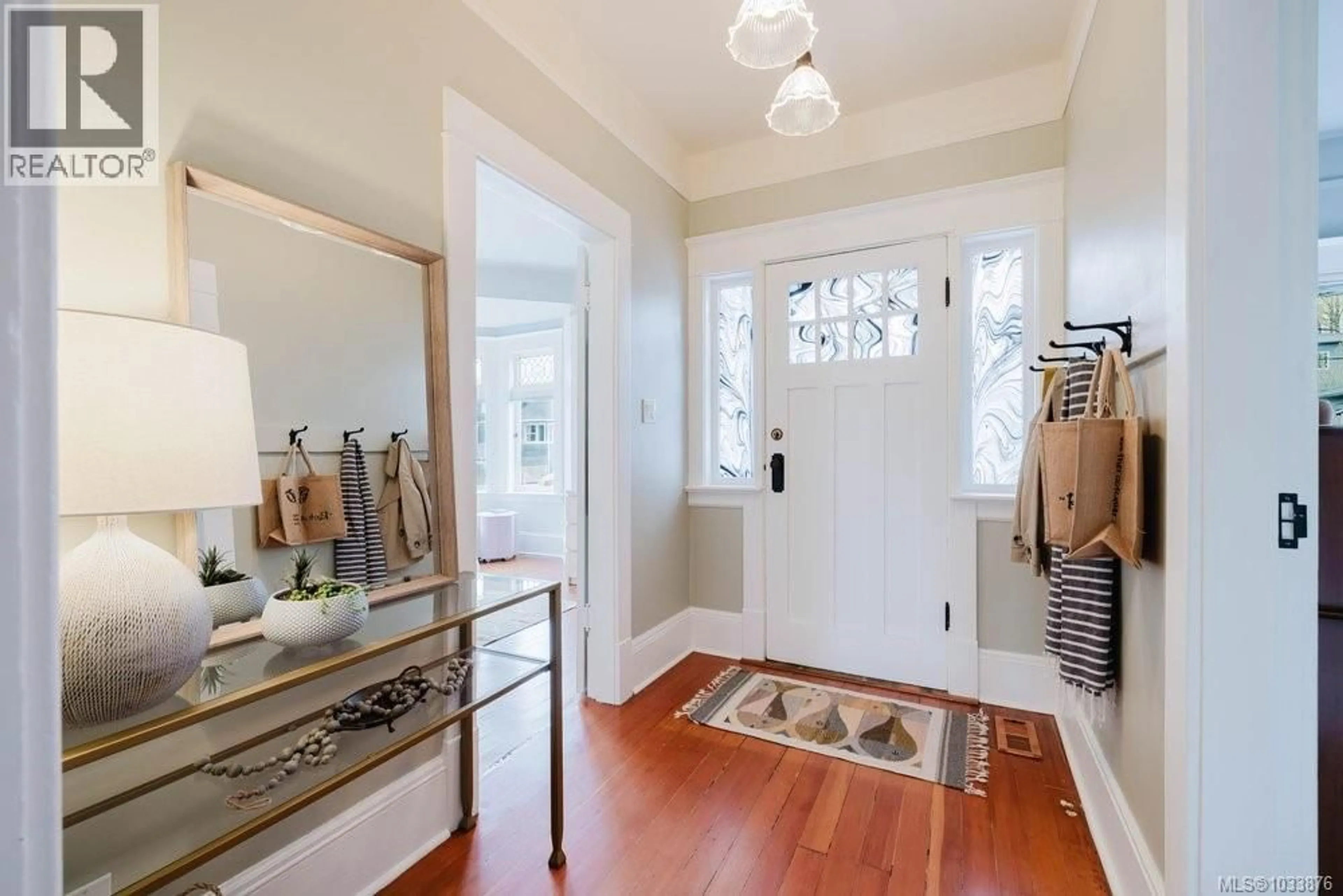 Indoor entryway for 1903 DUCHESS STREET, Victoria British Columbia V8R4W2