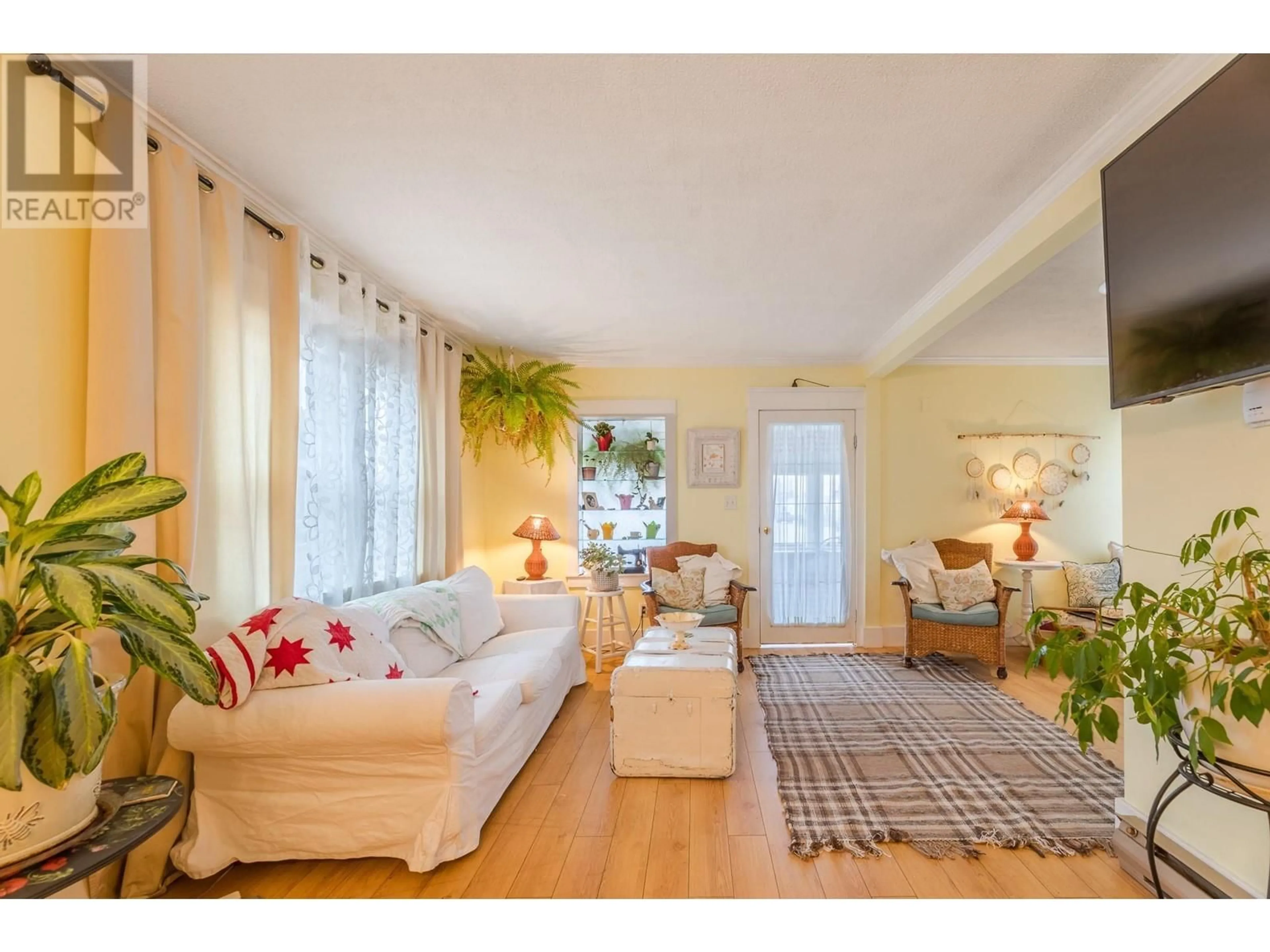 Living room with furniture, unknown for 413 WESTMINSTER AVENUE WEST, Penticton British Columbia V2A1K4