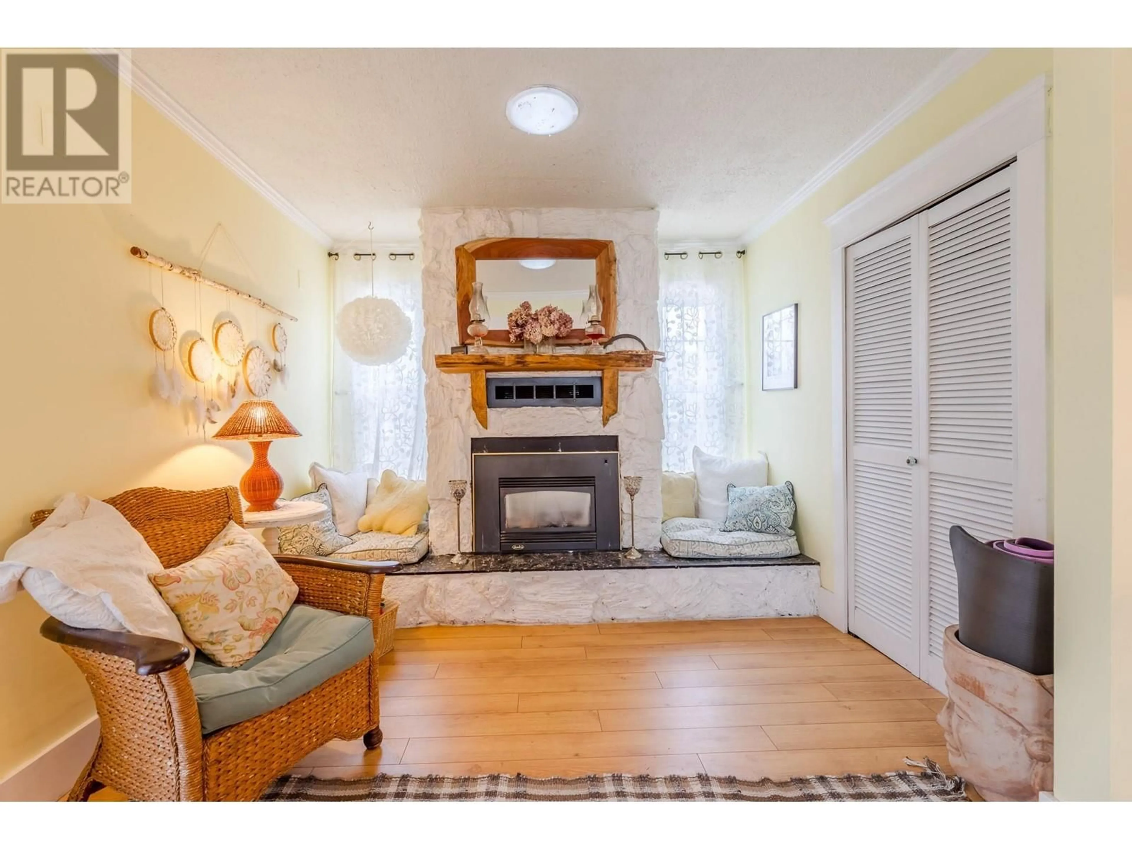 Living room with furniture, unknown for 413 WESTMINSTER AVENUE WEST, Penticton British Columbia V2A1K4