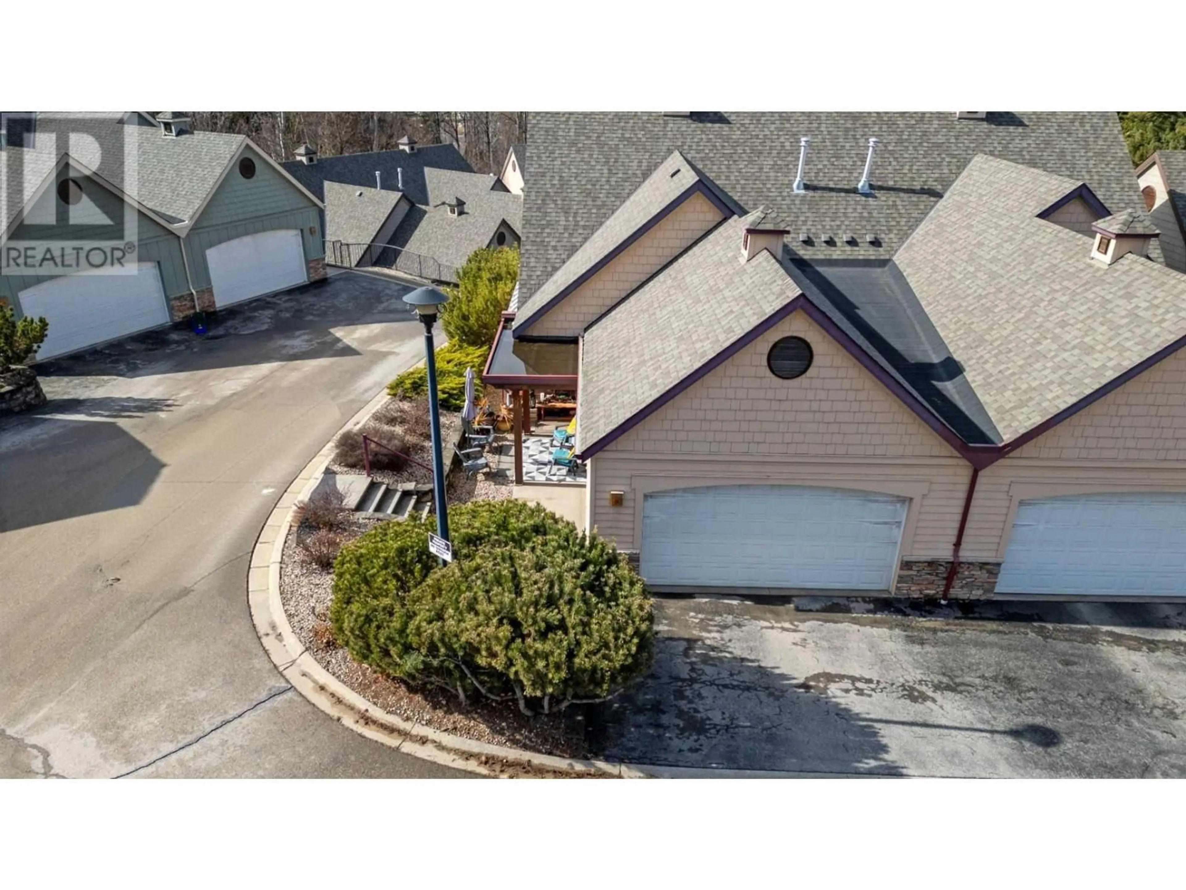 A pic from outside/outdoor area/front of a property/back of a property/a pic from drone, street for 5 - 441 20 STREET NORTHEAST, Salmon Arm British Columbia V1E1H4