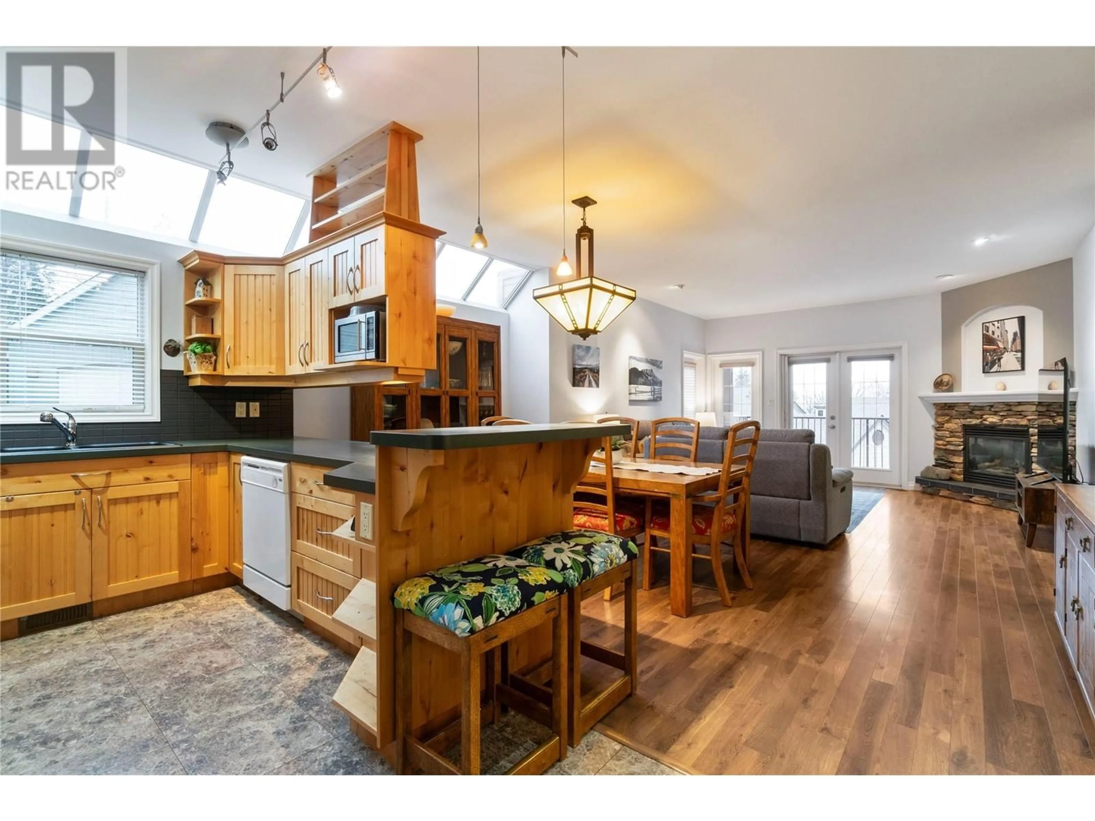 Open concept kitchen, wood/laminate floor for 5 - 441 20 STREET NORTHEAST, Salmon Arm British Columbia V1E1H4