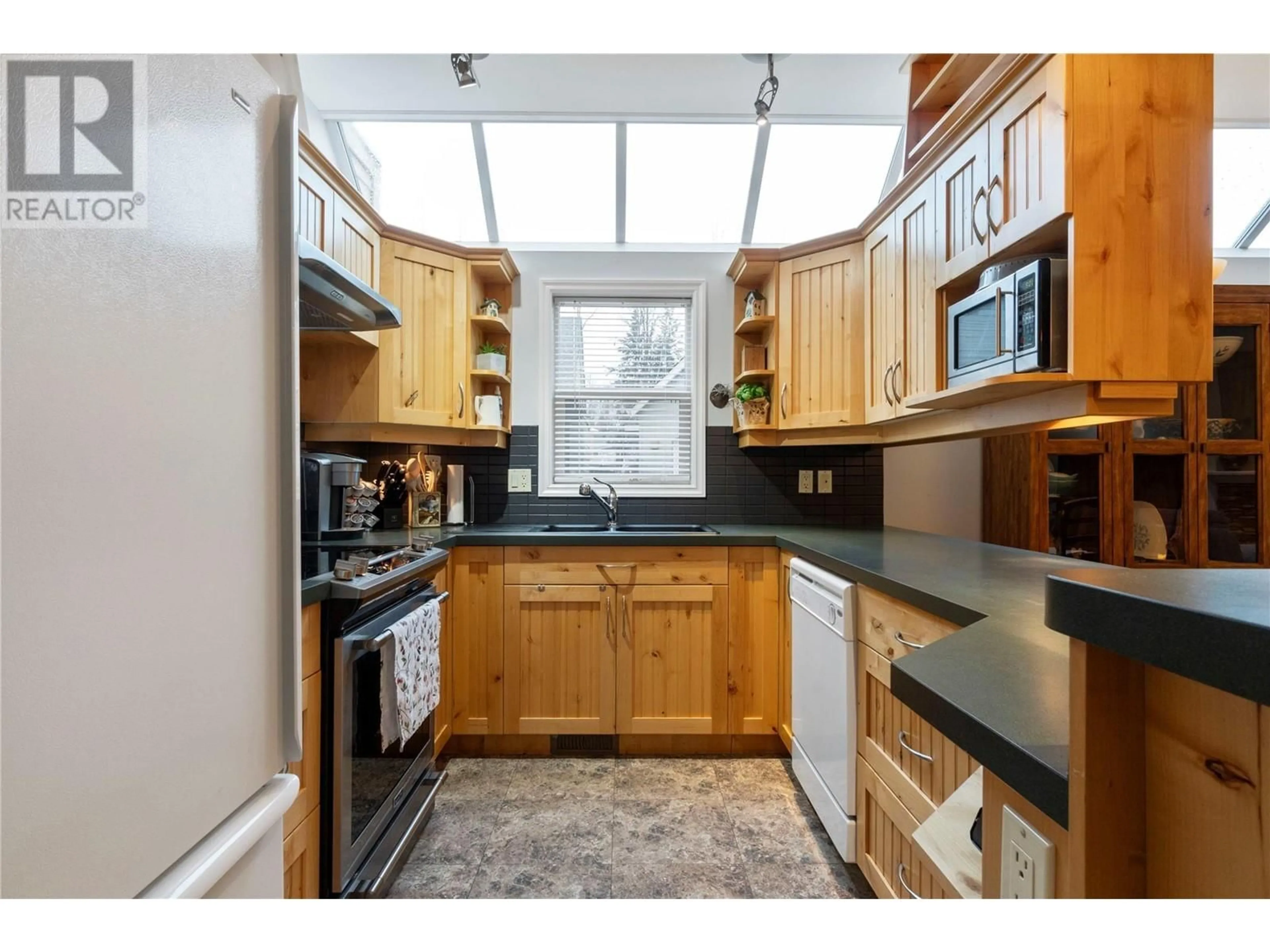 Standard kitchen, unknown for 5 - 441 20 STREET NORTHEAST, Salmon Arm British Columbia V1E1H4