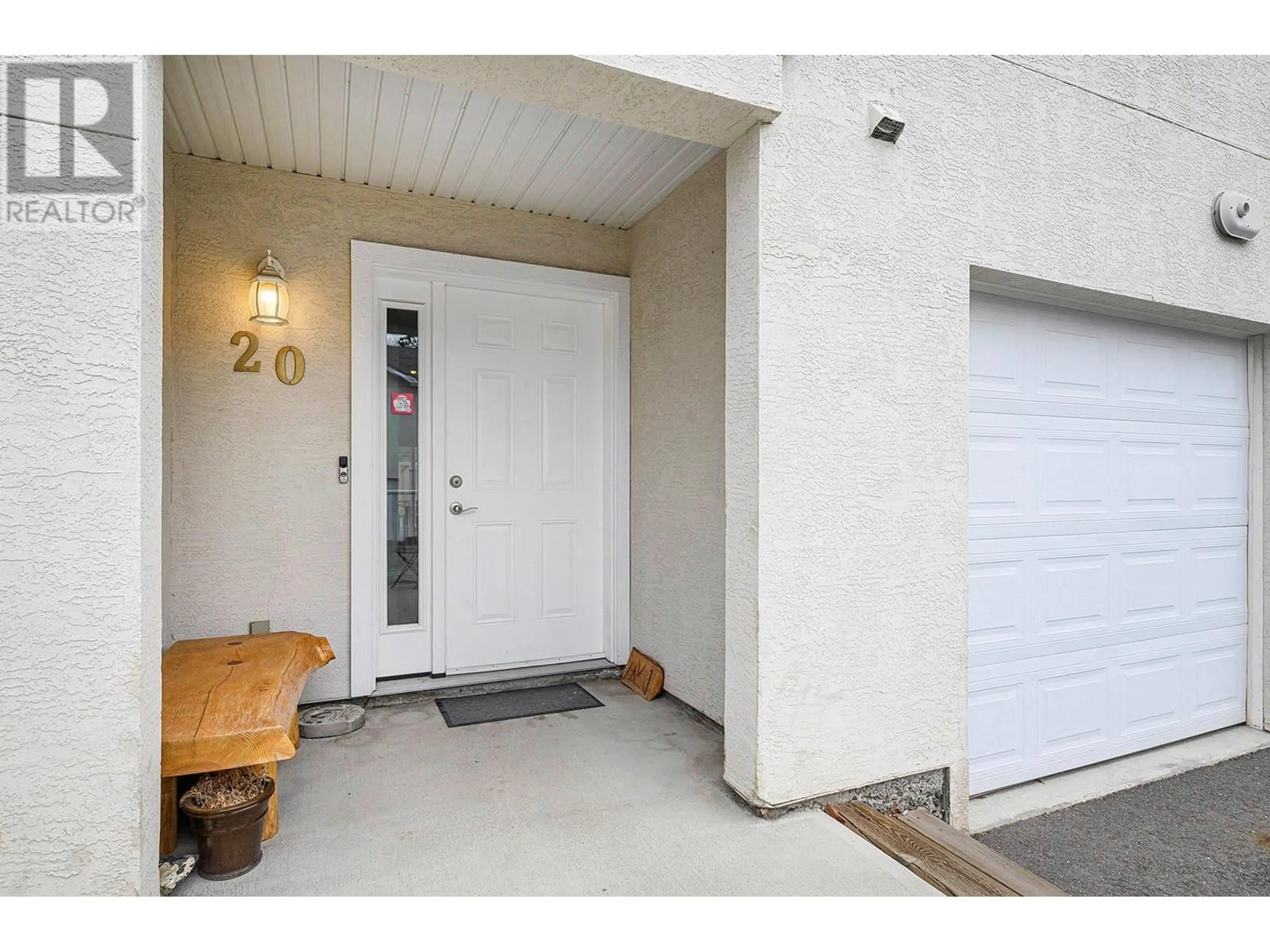 Indoor entryway for 2050 Qu'Appelle Boulevard Unit# 20, Kamloops British Columbia V2E2R4