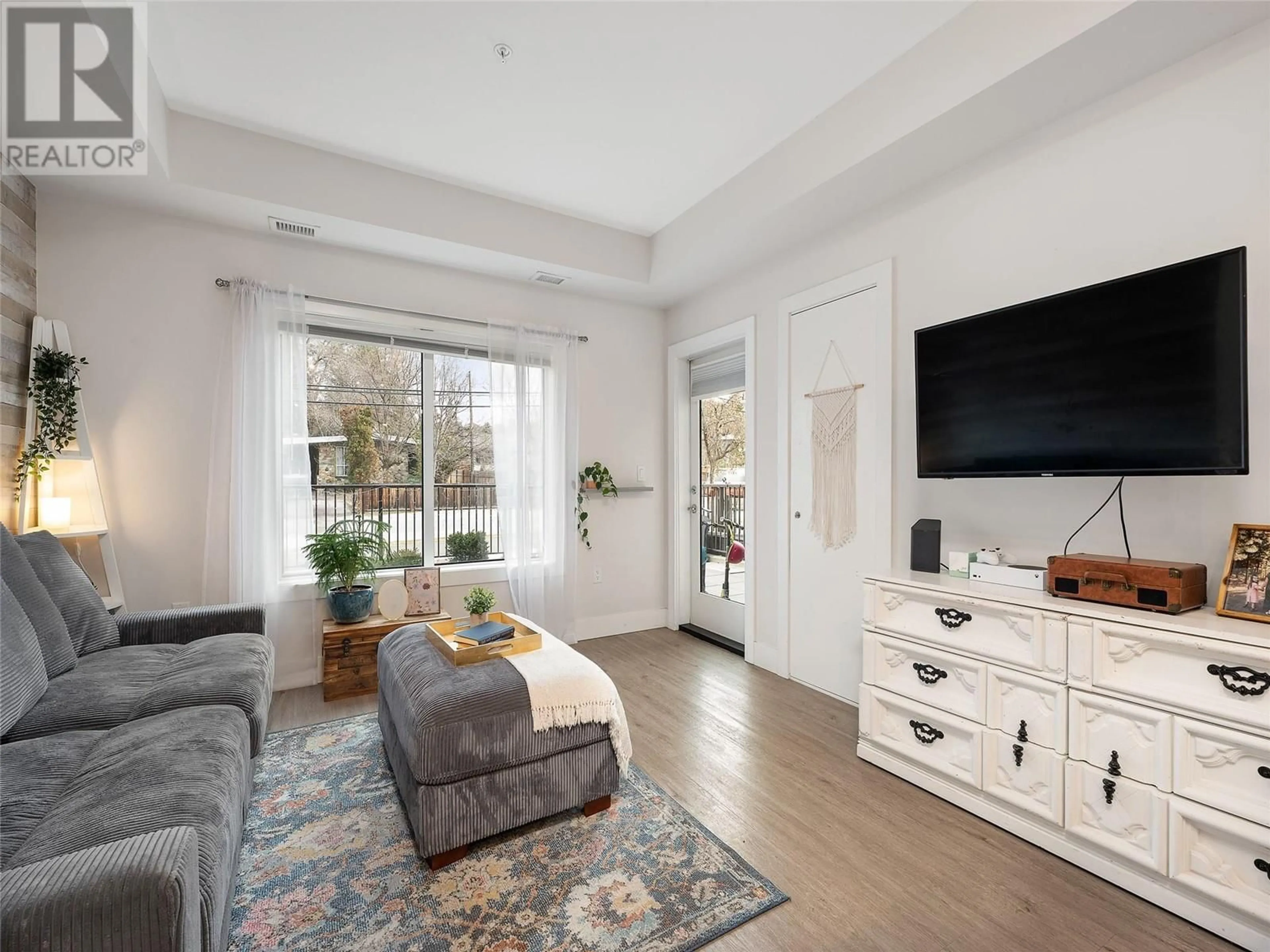 Living room with furniture, unknown for 118 - 4380 LAKESHORE ROAD, Kelowna British Columbia V1W5N3