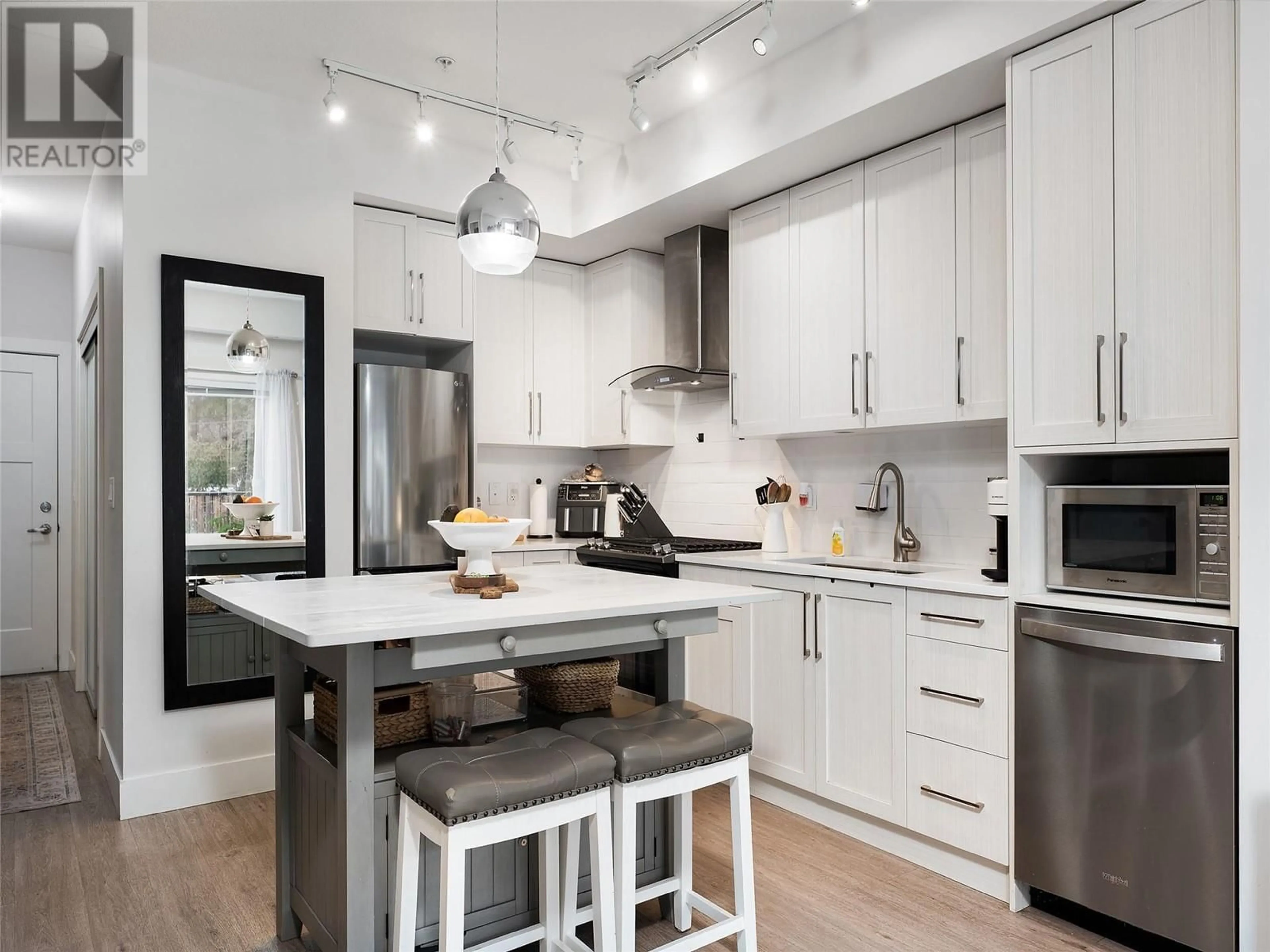 Contemporary kitchen, wood/laminate floor for 118 - 4380 LAKESHORE ROAD, Kelowna British Columbia V1W5N3