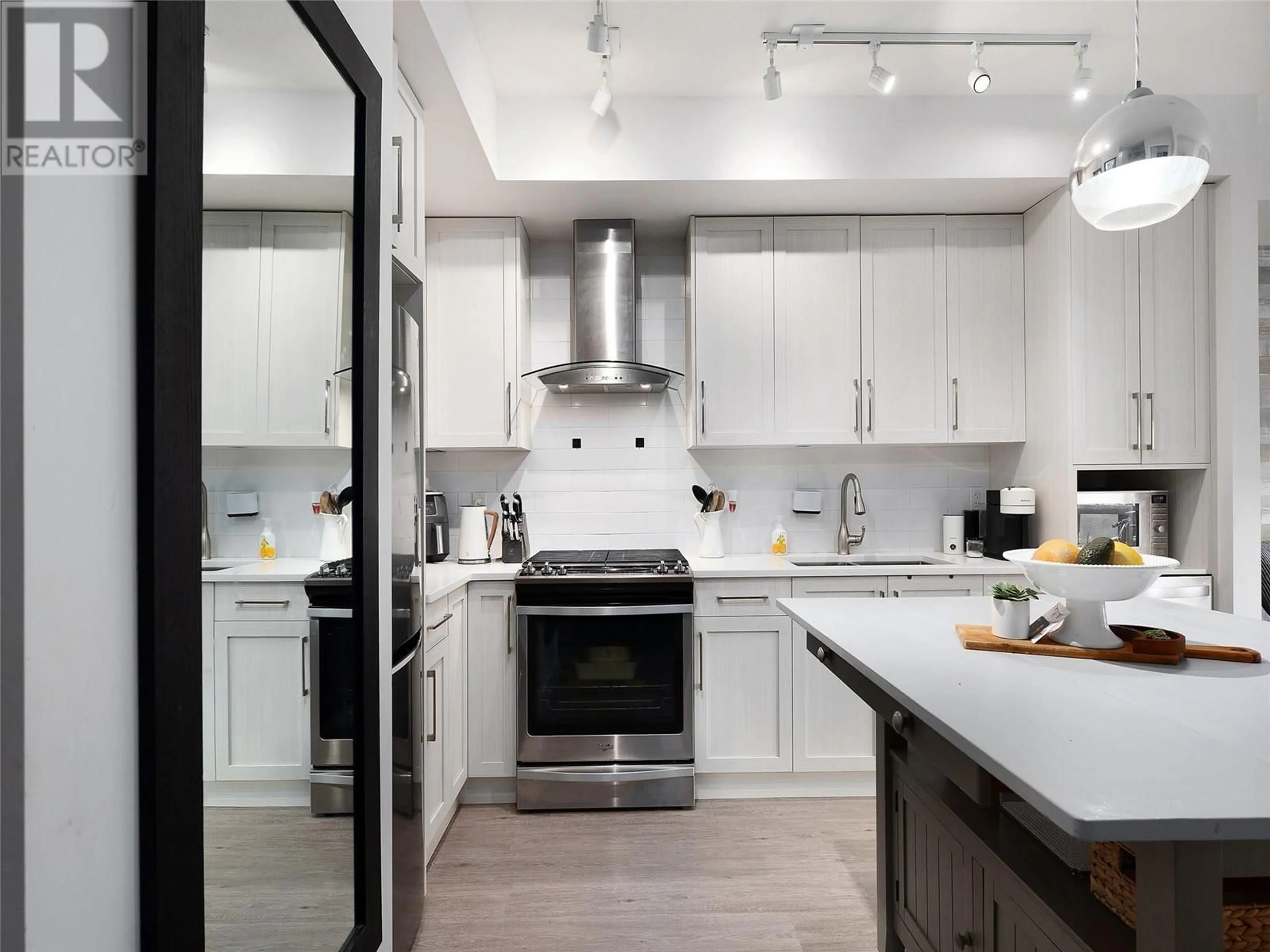 Contemporary kitchen, unknown for 118 - 4380 LAKESHORE ROAD, Kelowna British Columbia V1W5N3