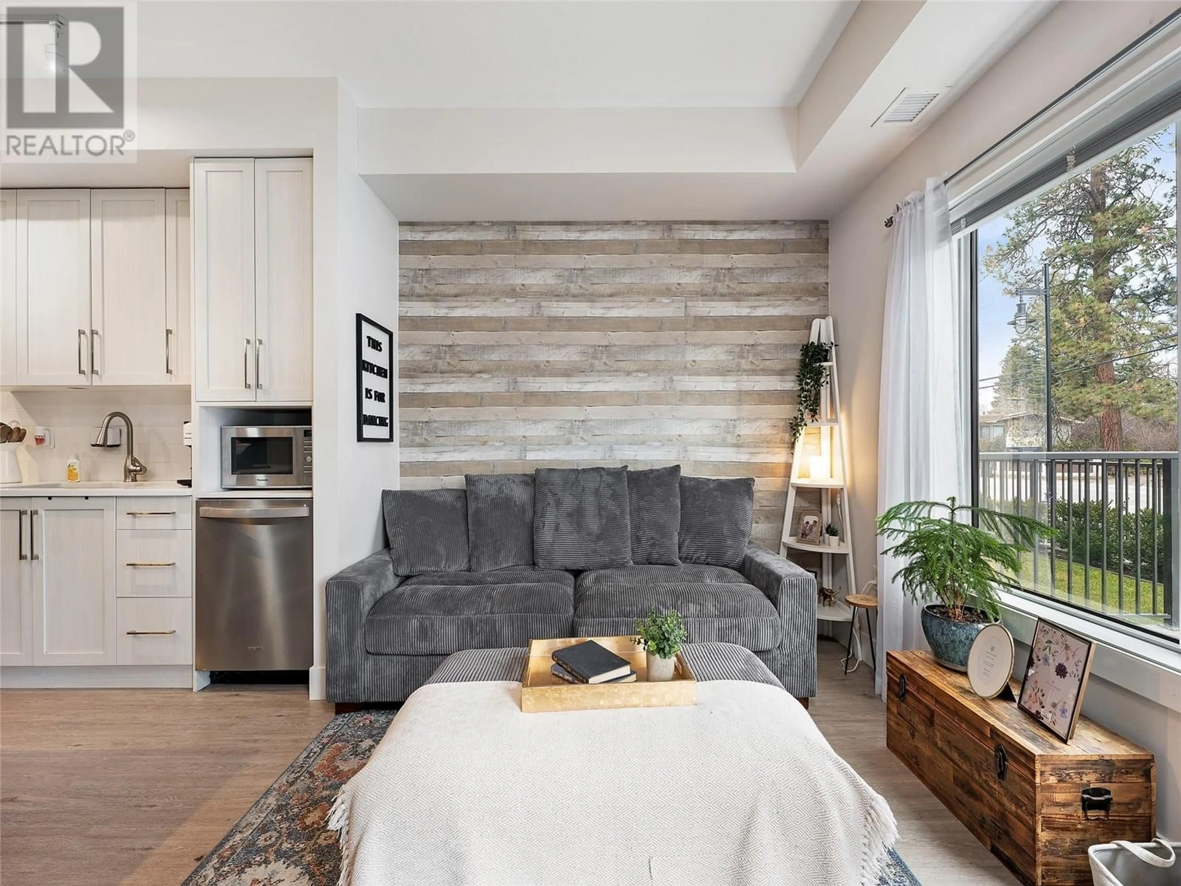Living room with furniture, wood/laminate floor for 118 - 4380 LAKESHORE ROAD, Kelowna British Columbia V1W5N3
