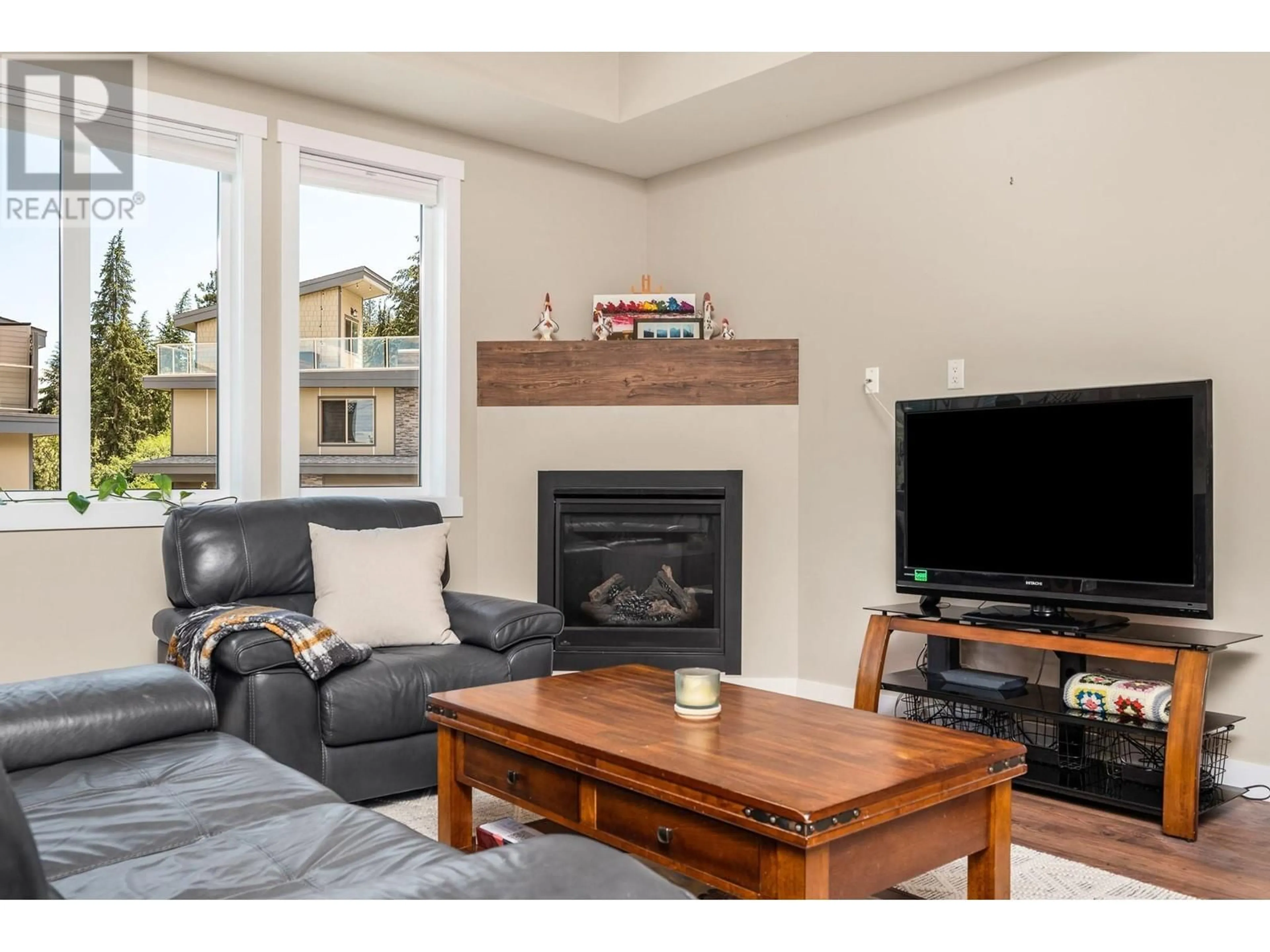 Living room with furniture, wood/laminate floor for 7 - 2893 ROBINSON ROAD, Lake Country British Columbia V4V1H8