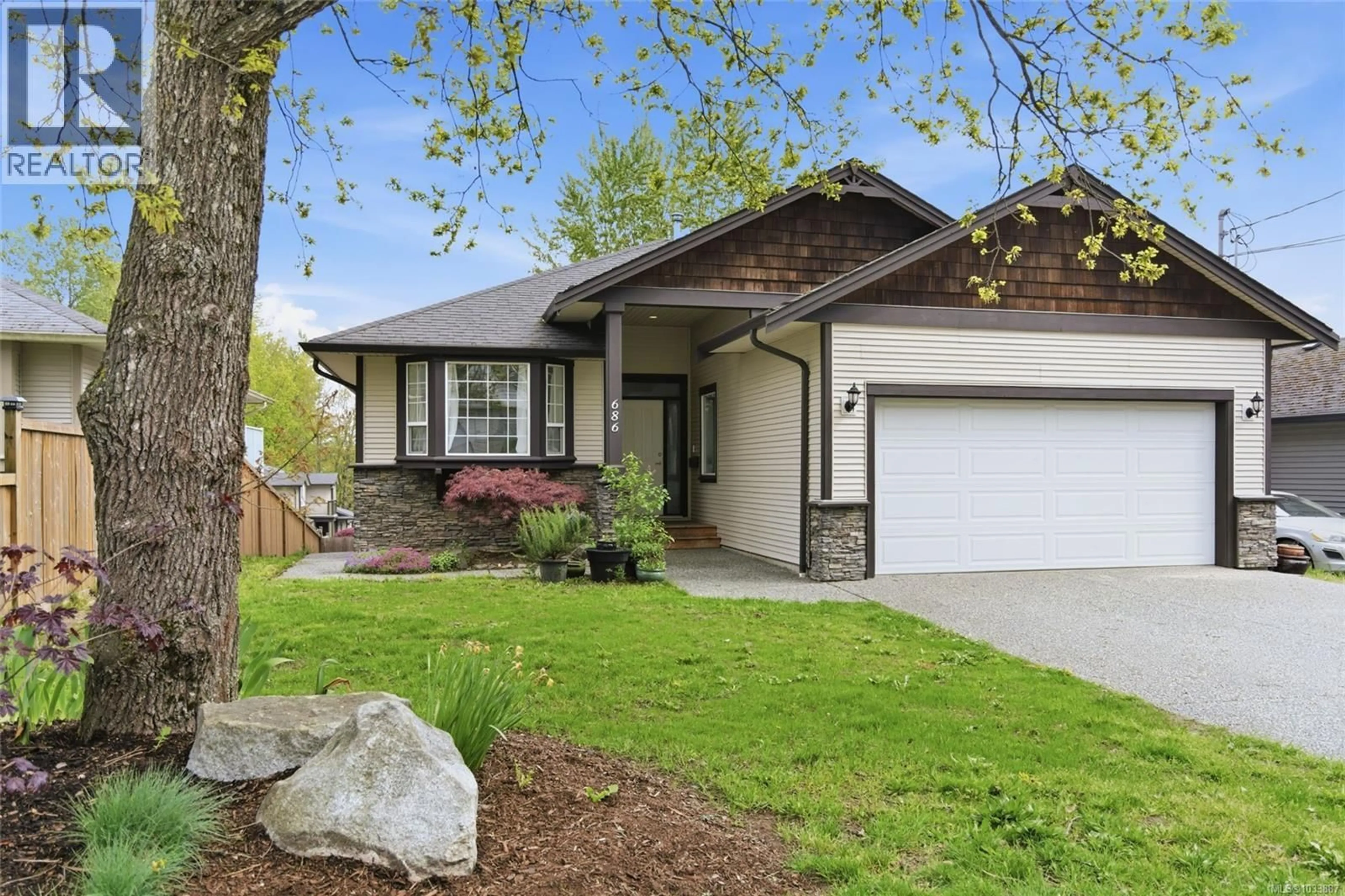 Home with vinyl exterior material, street for 686 HOWARD AVENUE, Nanaimo British Columbia V9R3S7