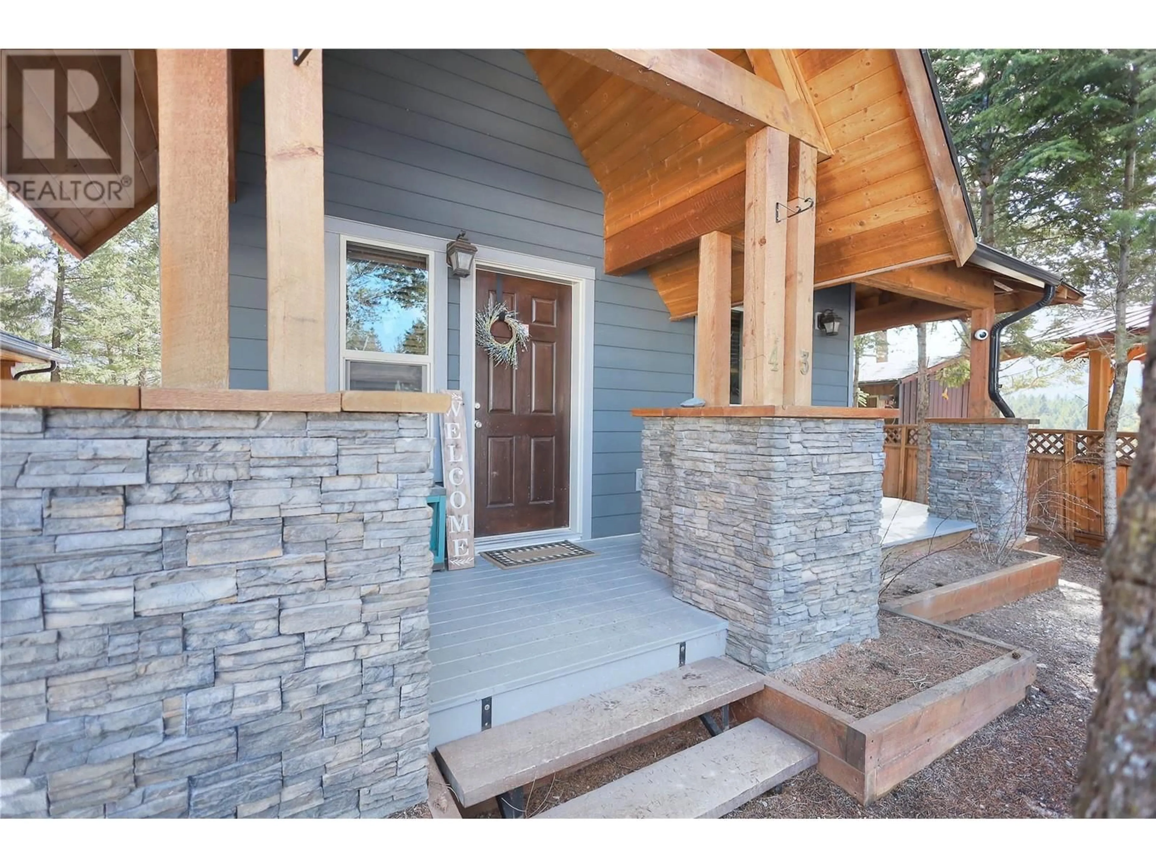 Indoor entryway for 43 - 4868 RIVERVIEW DRIVE, Edgewater British Columbia V0A1E0