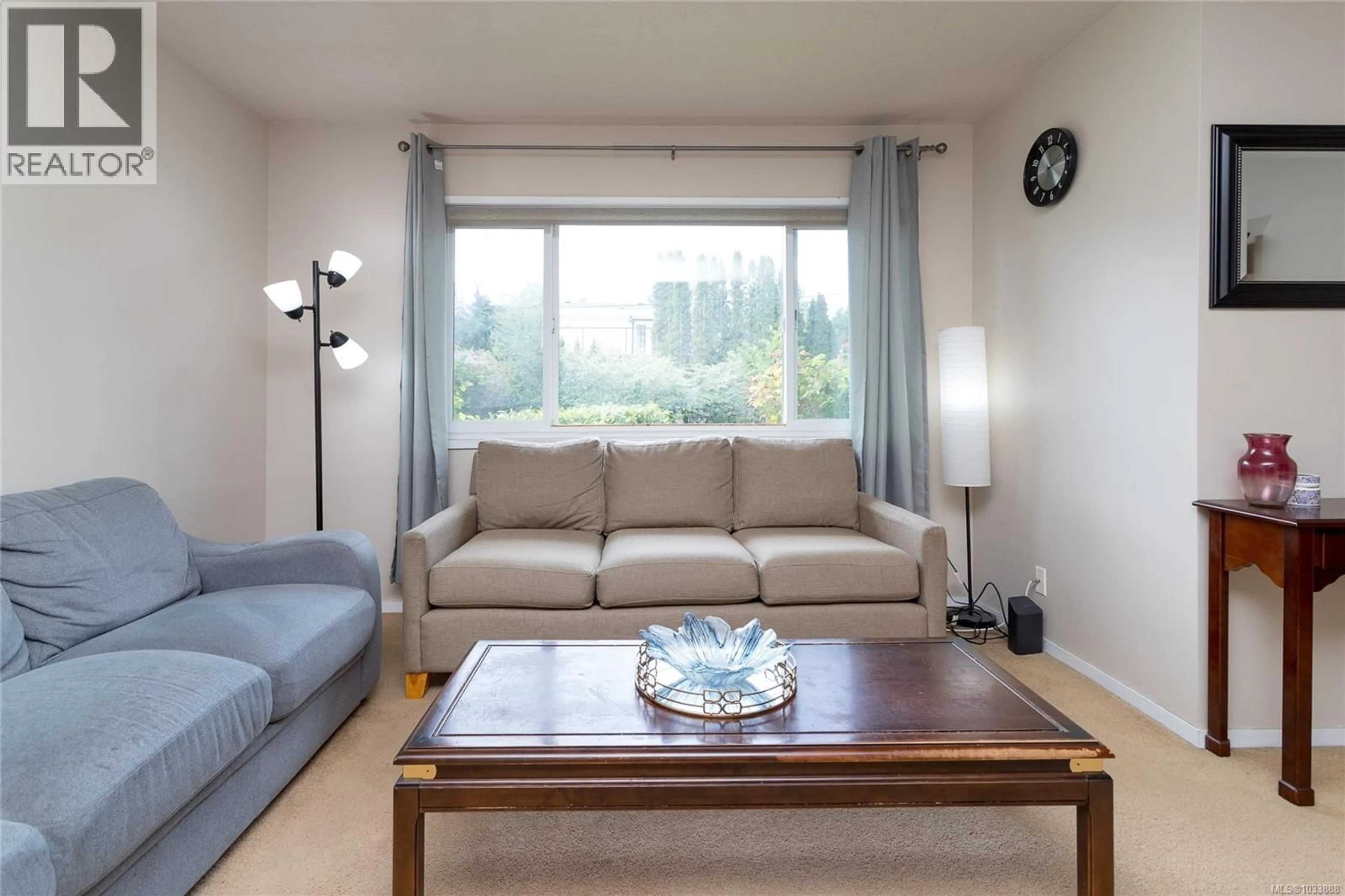 Living room with furniture, wood/laminate floor for 5 - 1040 KENNETH STREET, Saanich British Columbia V8X3J5