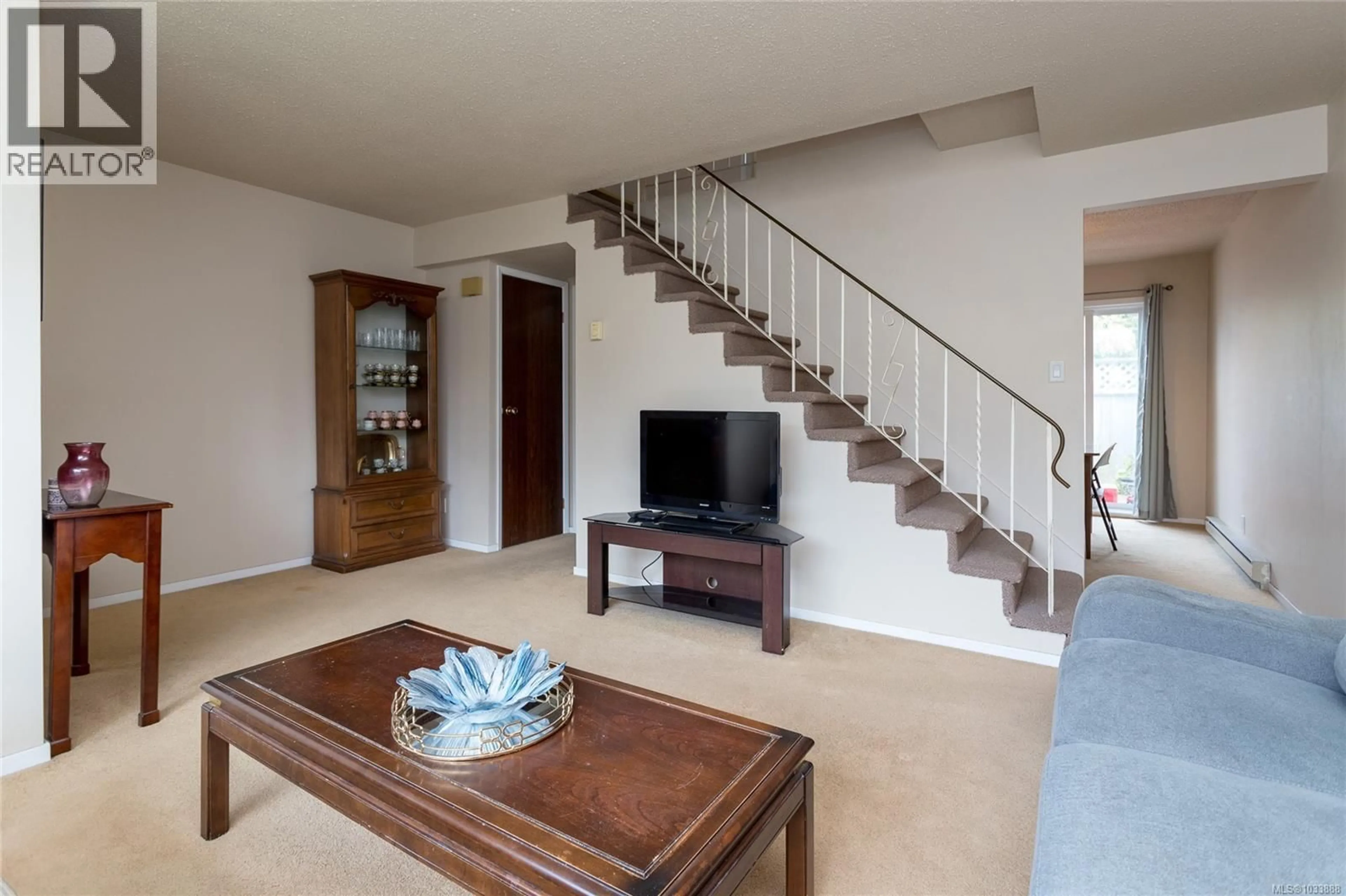 Living room with furniture, unknown for 5 - 1040 KENNETH STREET, Saanich British Columbia V8X3J5