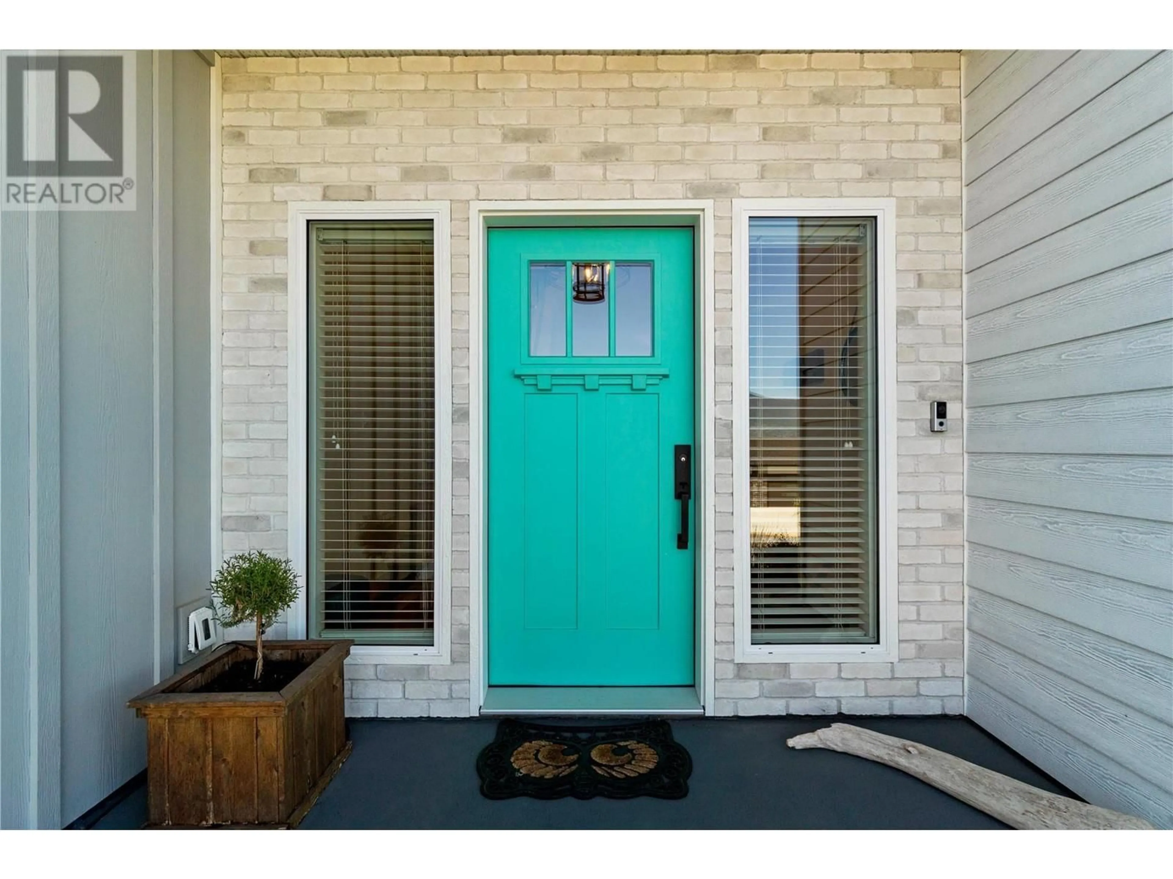 Indoor entryway for 1080 17 Avenue SE, Salmon Arm British Columbia V1E2C9