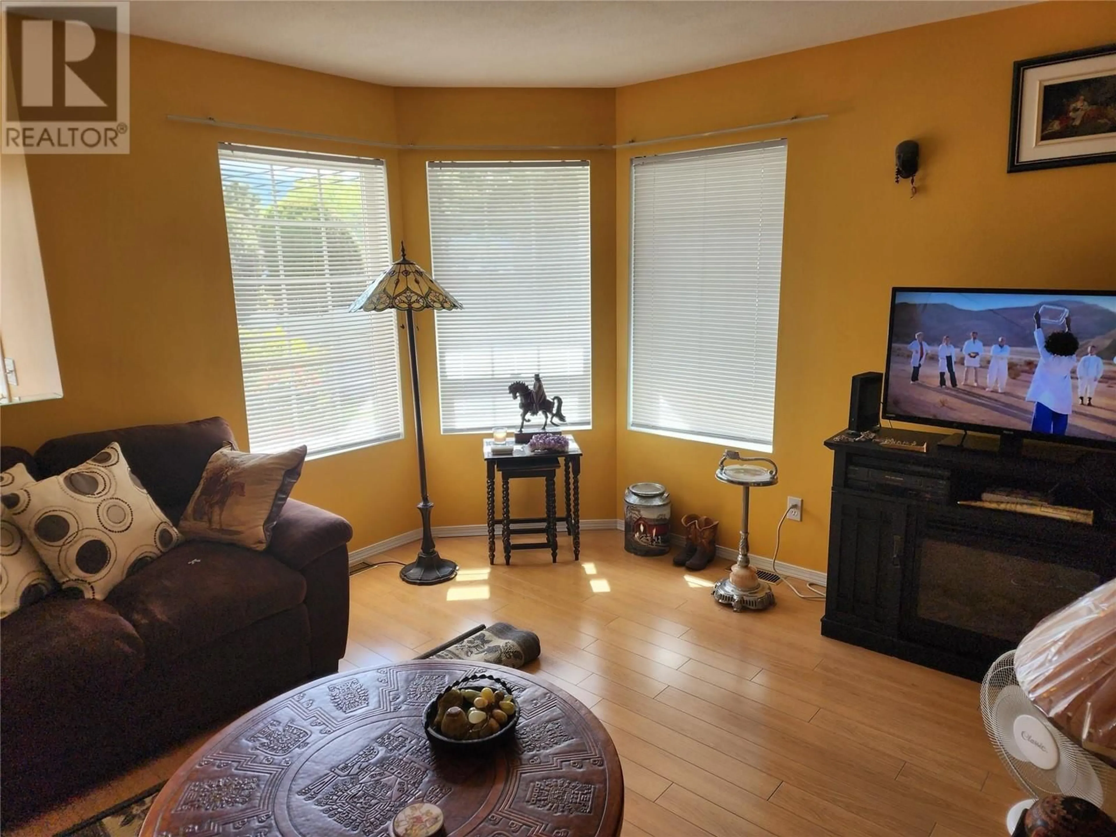 Living room with furniture, wood/laminate floor for 101 - 870 10 STREET SOUTHWEST, Salmon Arm British Columbia V1E1L9