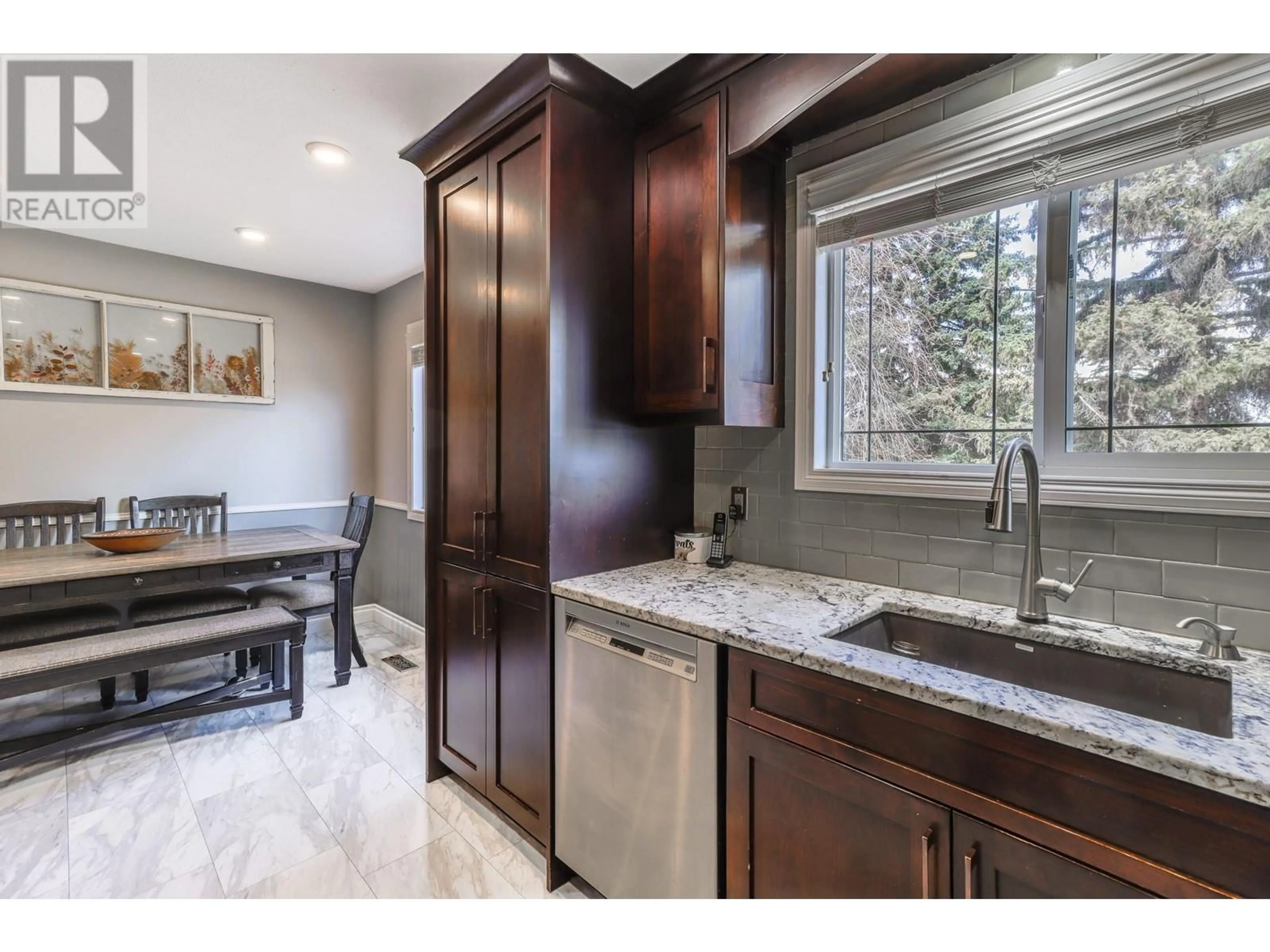 Open concept kitchen, ceramic/tile floor for 817 13TH STREET SOUTH STREET, Cranbrook British Columbia V1C1X4