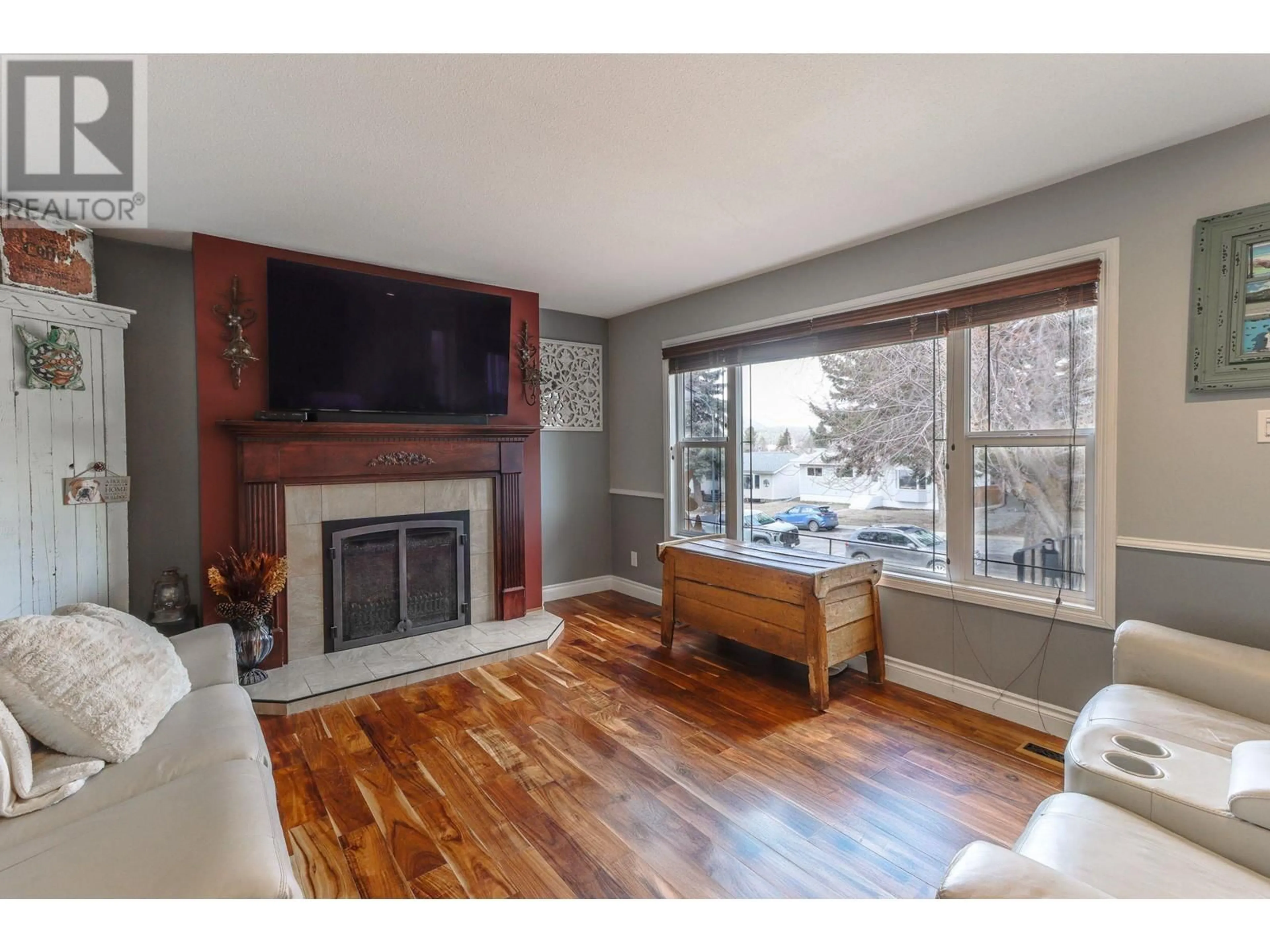 Living room with furniture, wood/laminate floor for 817 13TH STREET SOUTH STREET, Cranbrook British Columbia V1C1X4