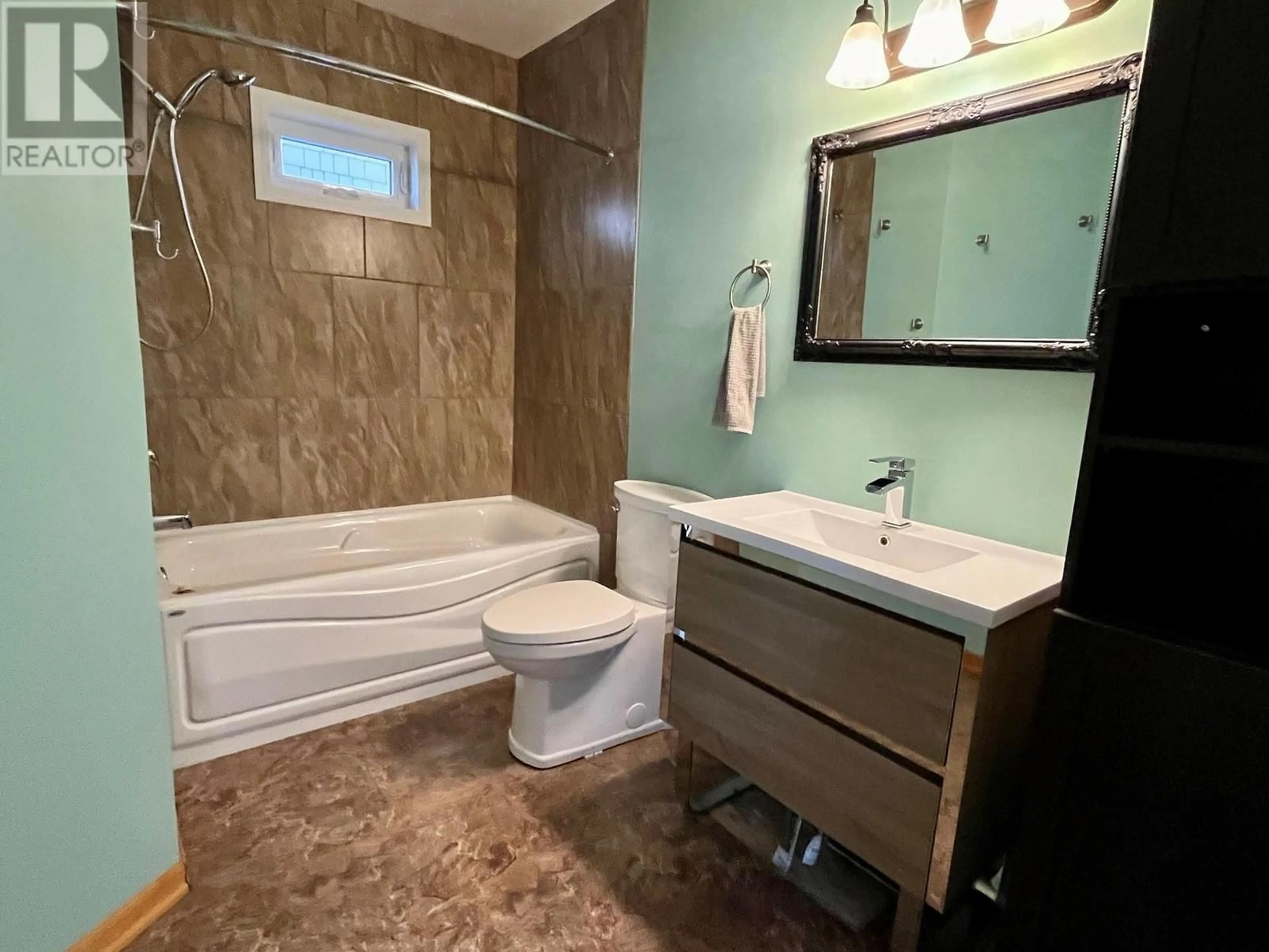 Standard bathroom, ceramic/tile floor for 497 Westminster Avenue W, Penticton British Columbia V2A1K4