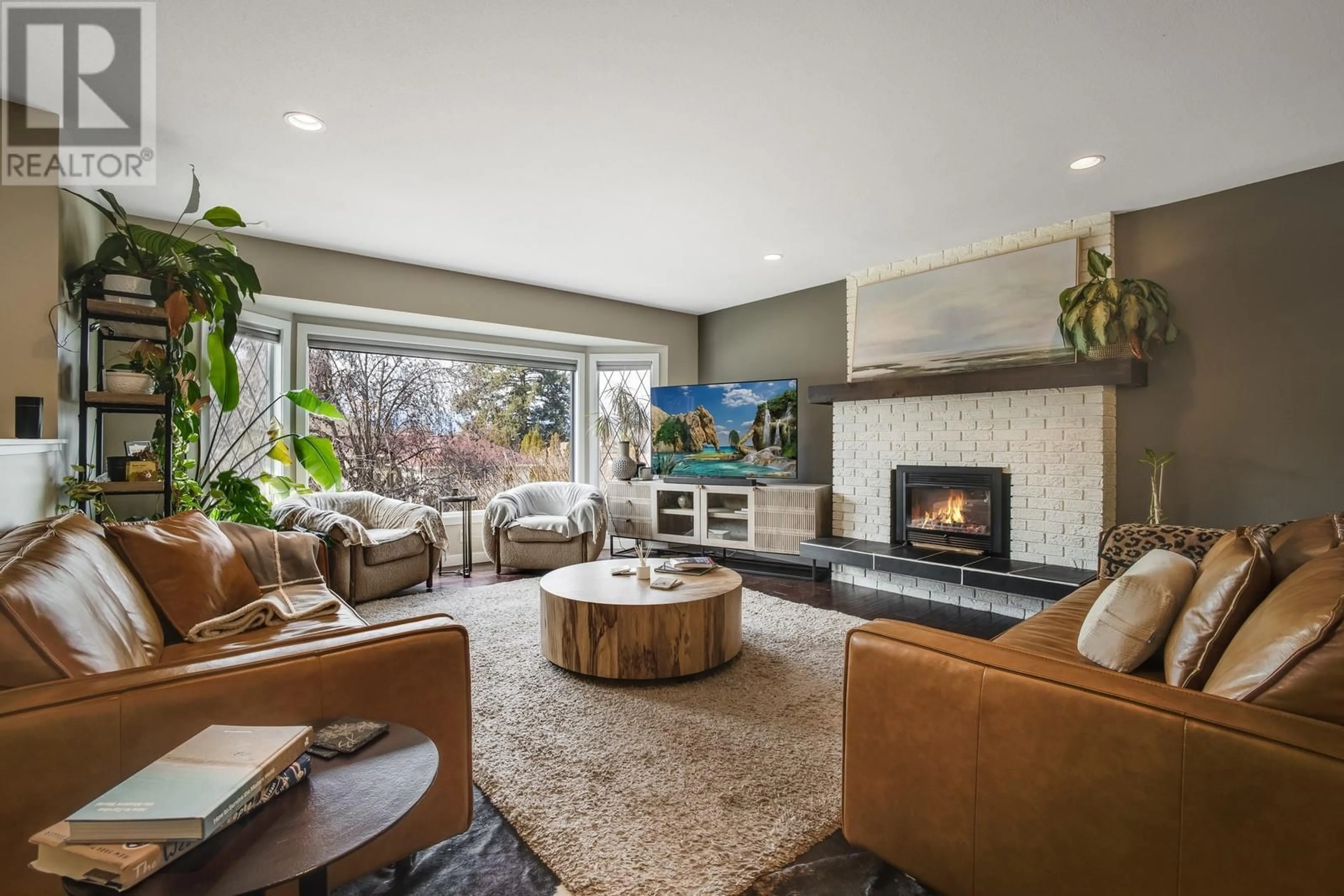 Living room with furniture, unknown for 884 ROMA COURT, Kelowna British Columbia V1W2P6