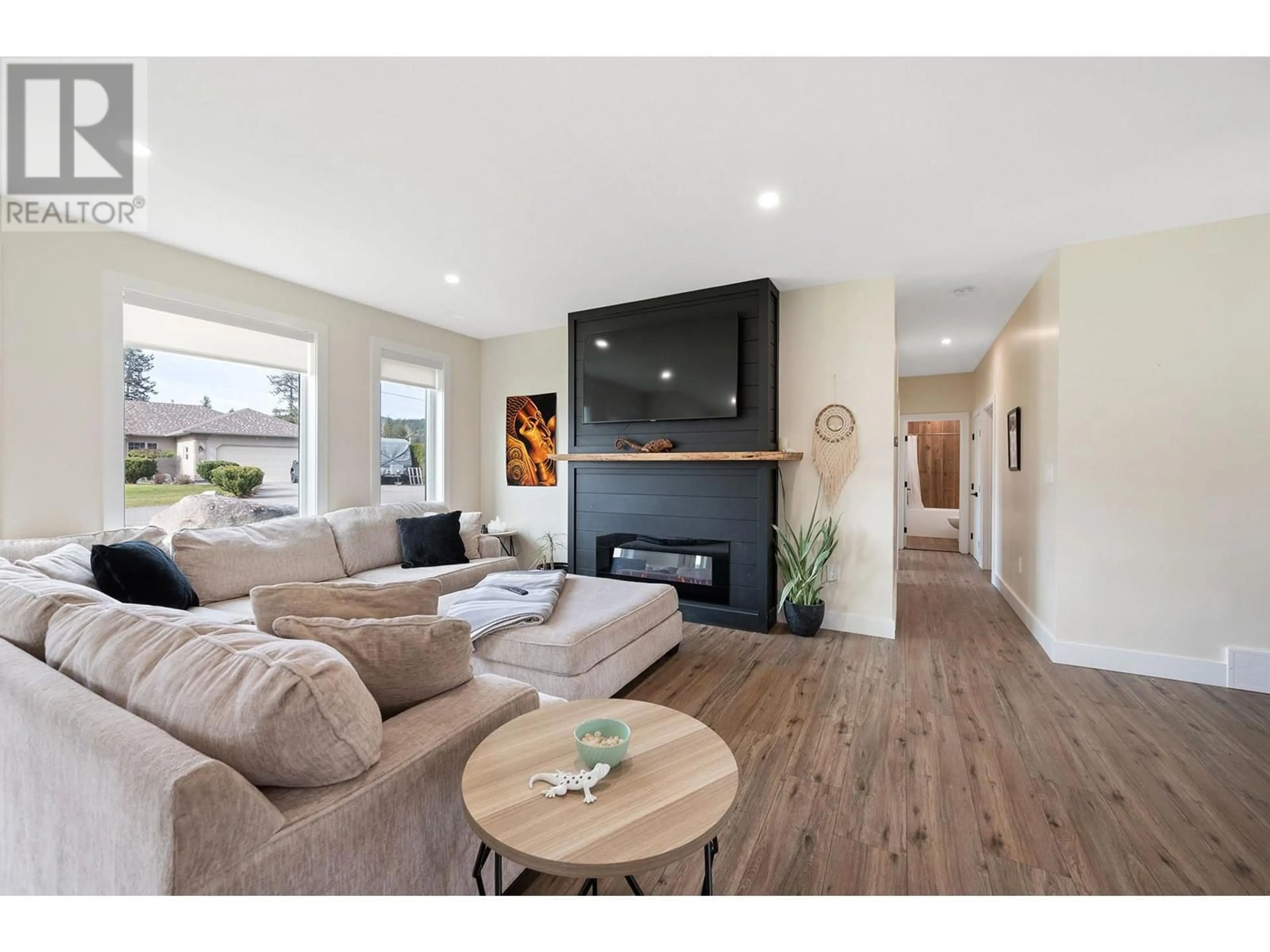 Living room with furniture, wood/laminate floor for 515 ORIOLE WAY, Barriere British Columbia V0E1E0