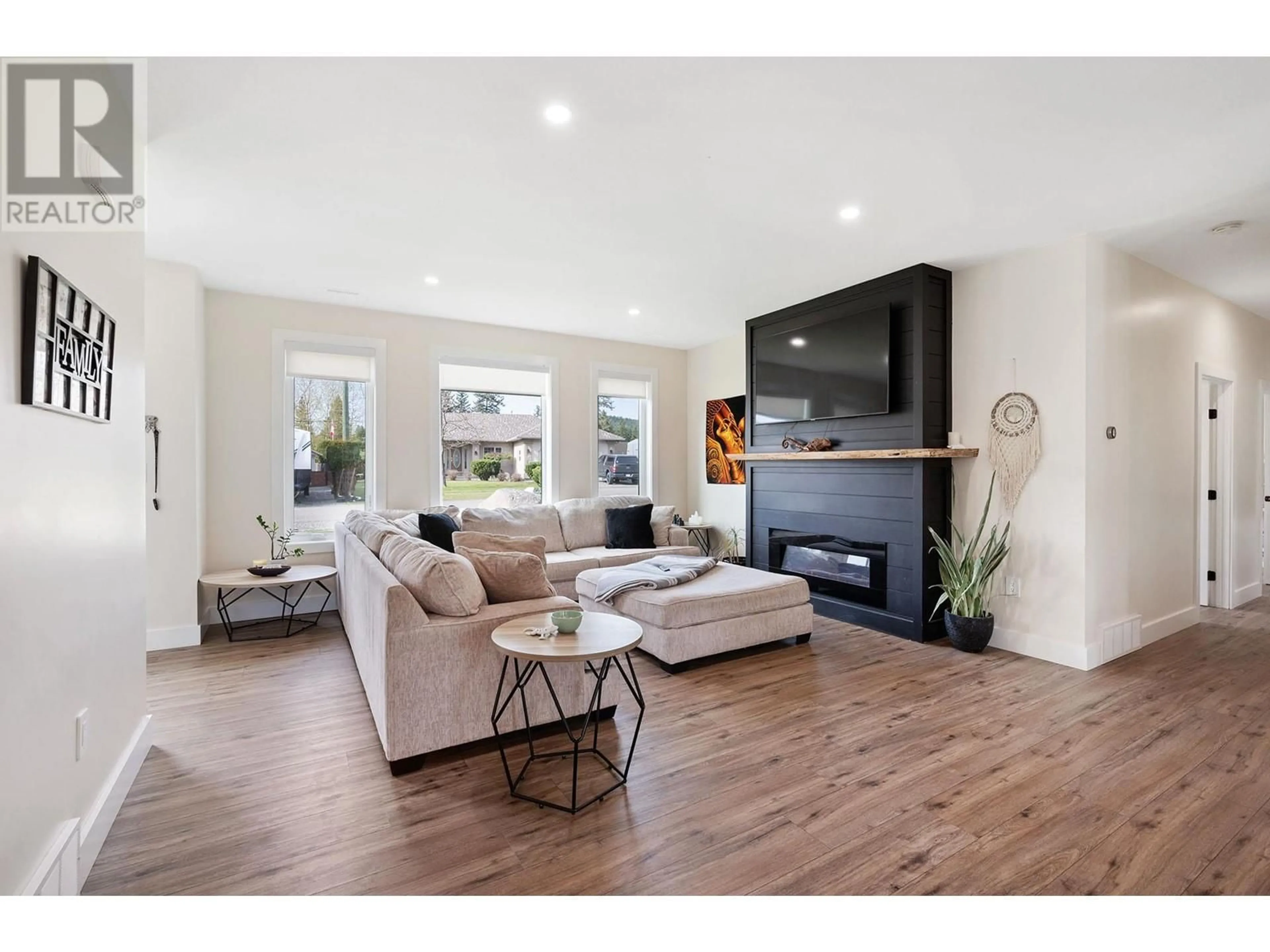 Living room with furniture, wood/laminate floor for 515 ORIOLE WAY, Barriere British Columbia V0E1E0