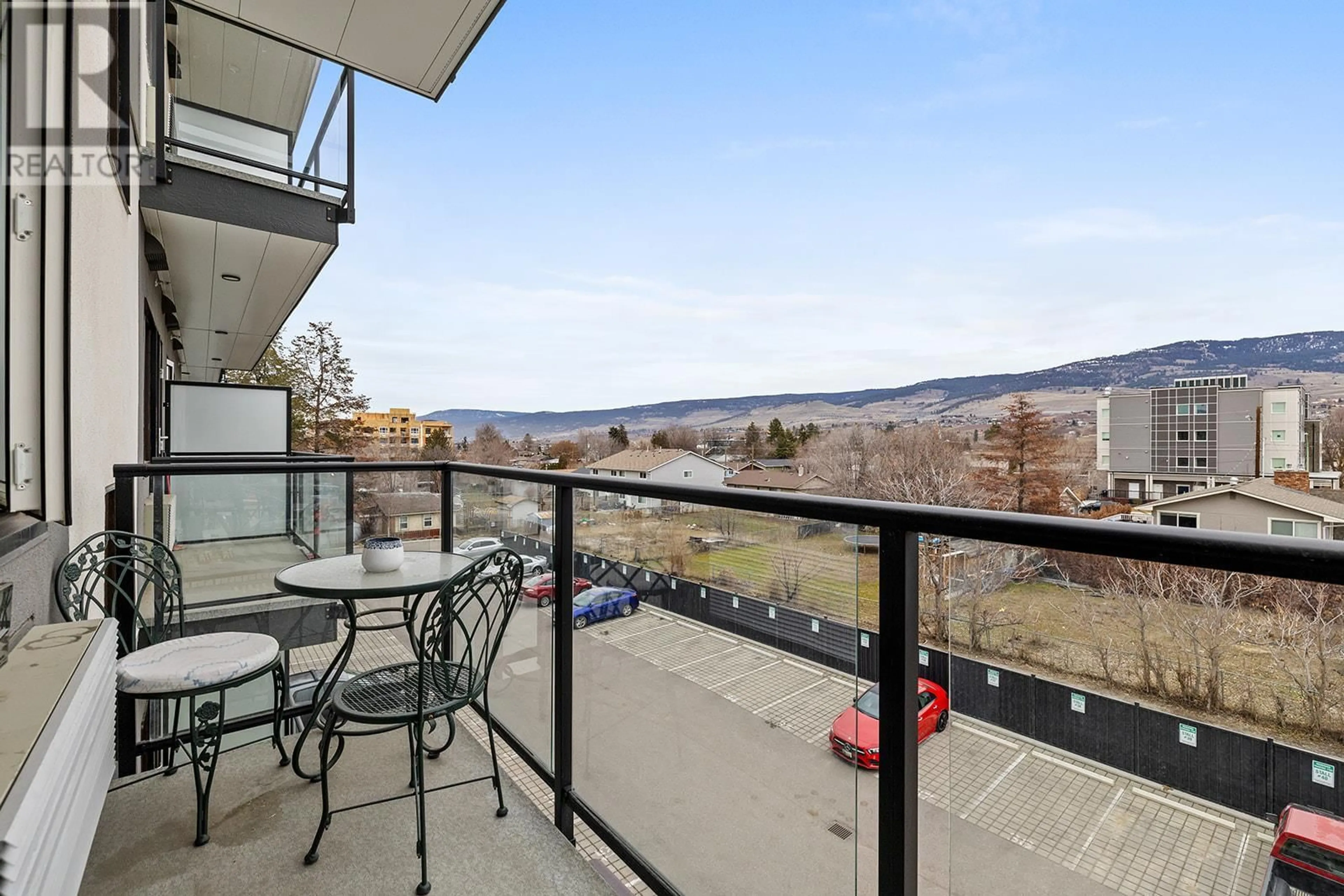Balcony in the apartment, water/lake/river/ocean view for 327 - 345 DOUGALL ROAD NORTH, Kelowna British Columbia V1X3K8
