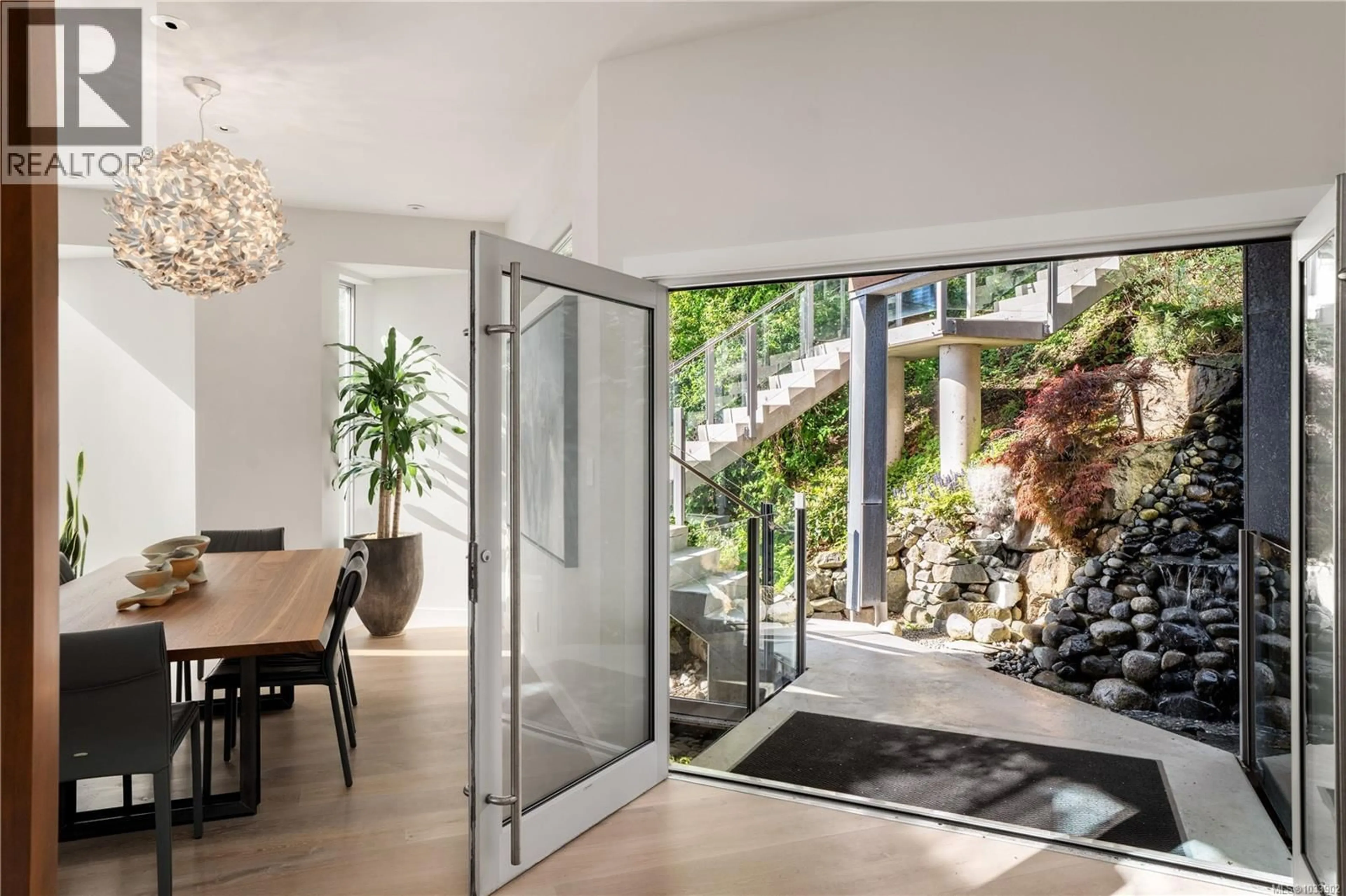 Indoor foyer for 5039 CORDOVA BAY ROAD, Saanich British Columbia V8Y2K1