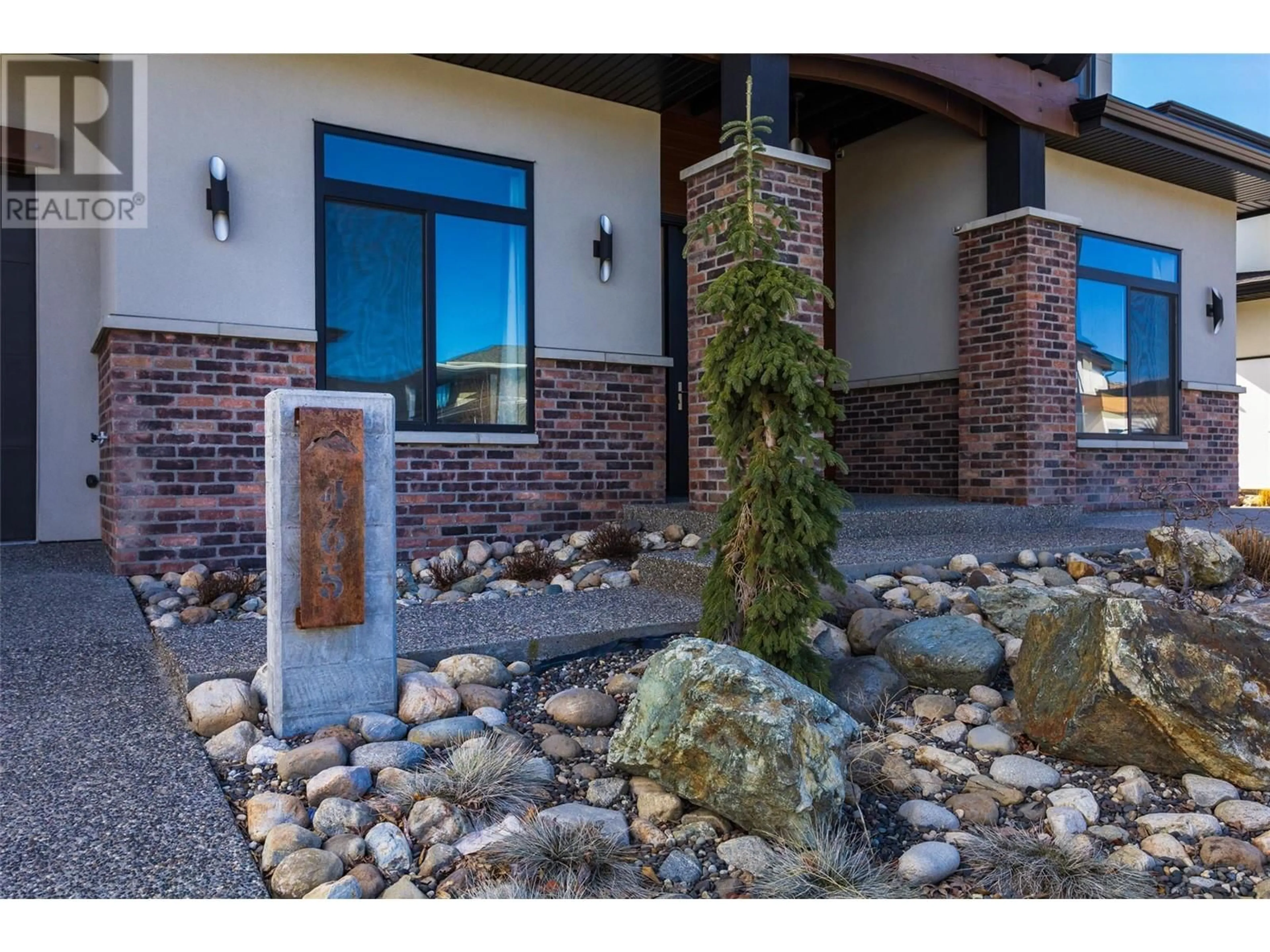 Indoor entryway for 465 SWAN DRIVE, Kelowna British Columbia V1W5L9
