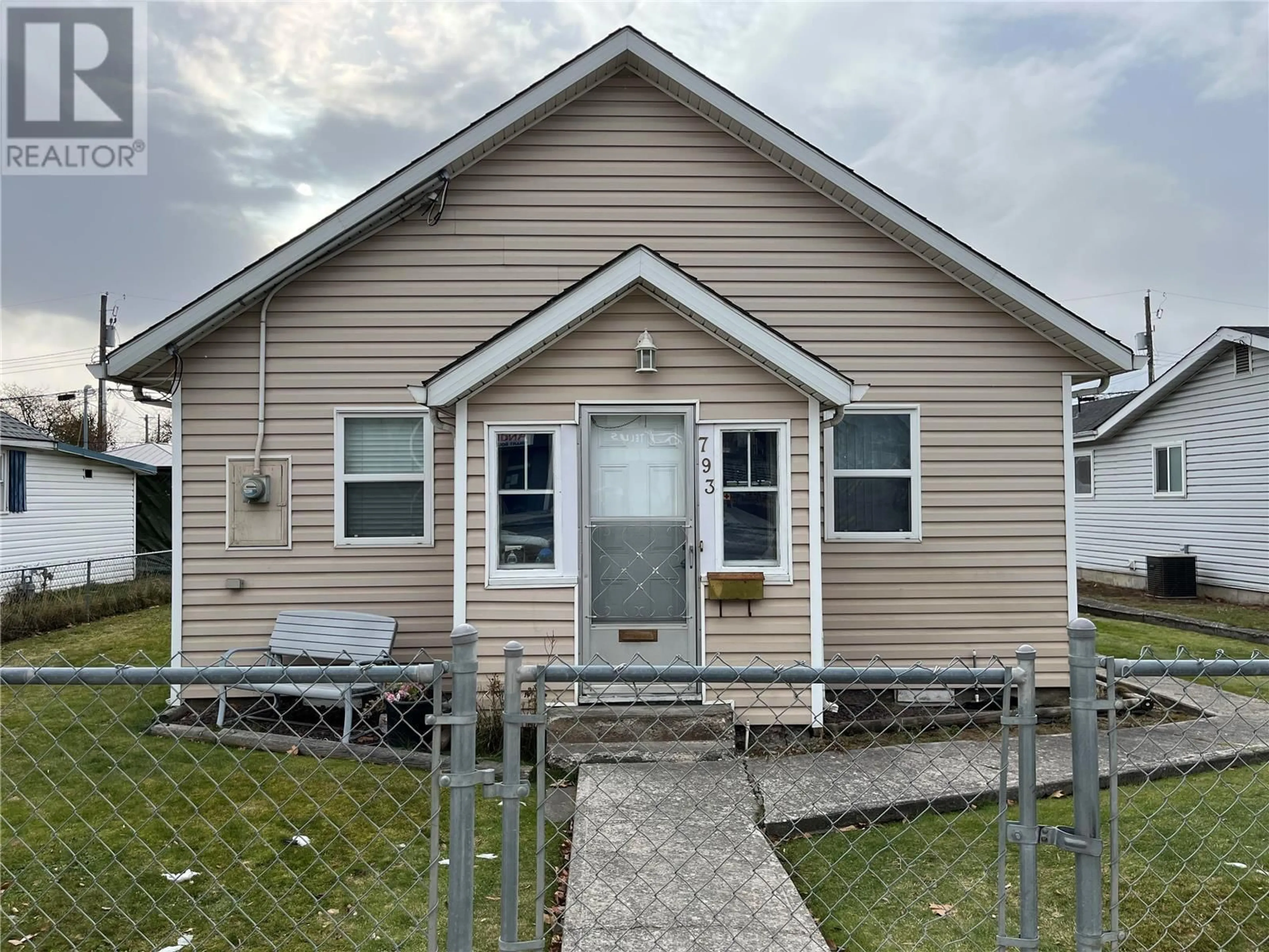 Home with vinyl exterior material, building for 793 CLEMENT AVENUE, Kelowna British Columbia V1Y7C9