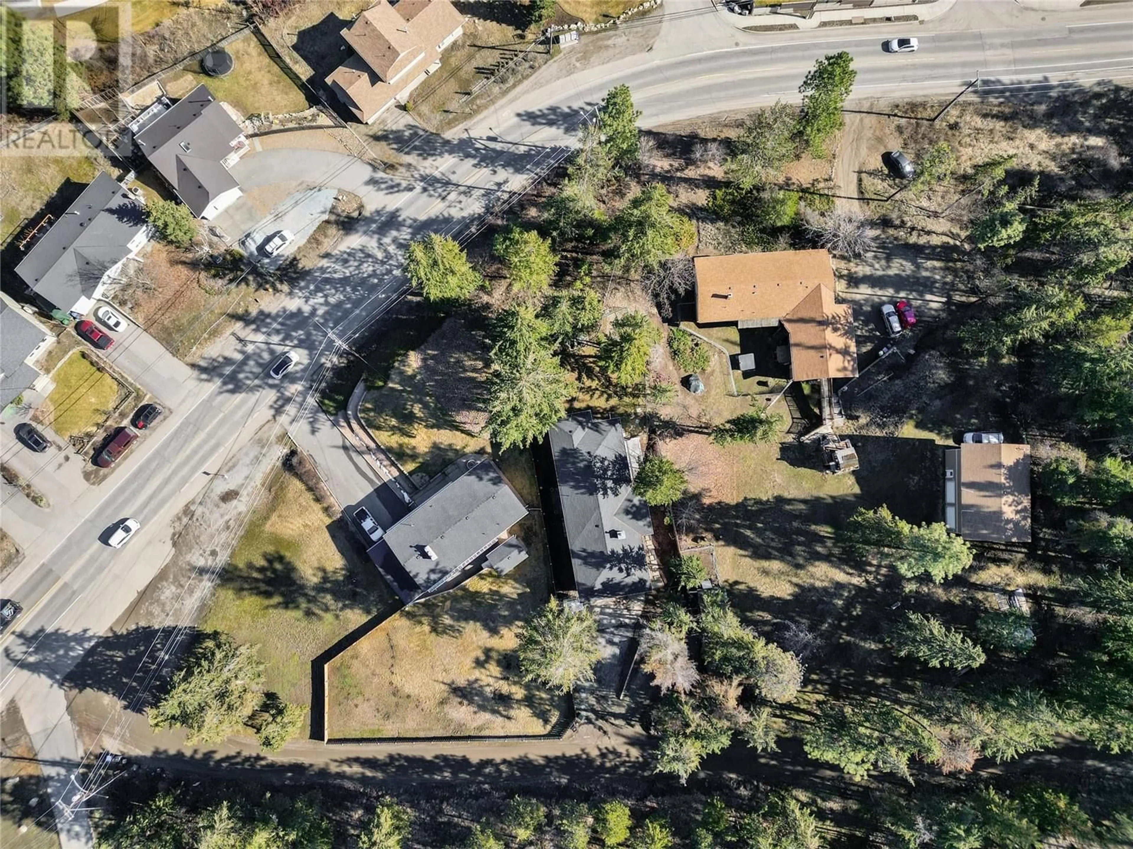 A pic from outside/outdoor area/front of a property/back of a property/a pic from drone, street for 334 CLIFTON ROAD SOUTH, Kelowna British Columbia V1V1A5