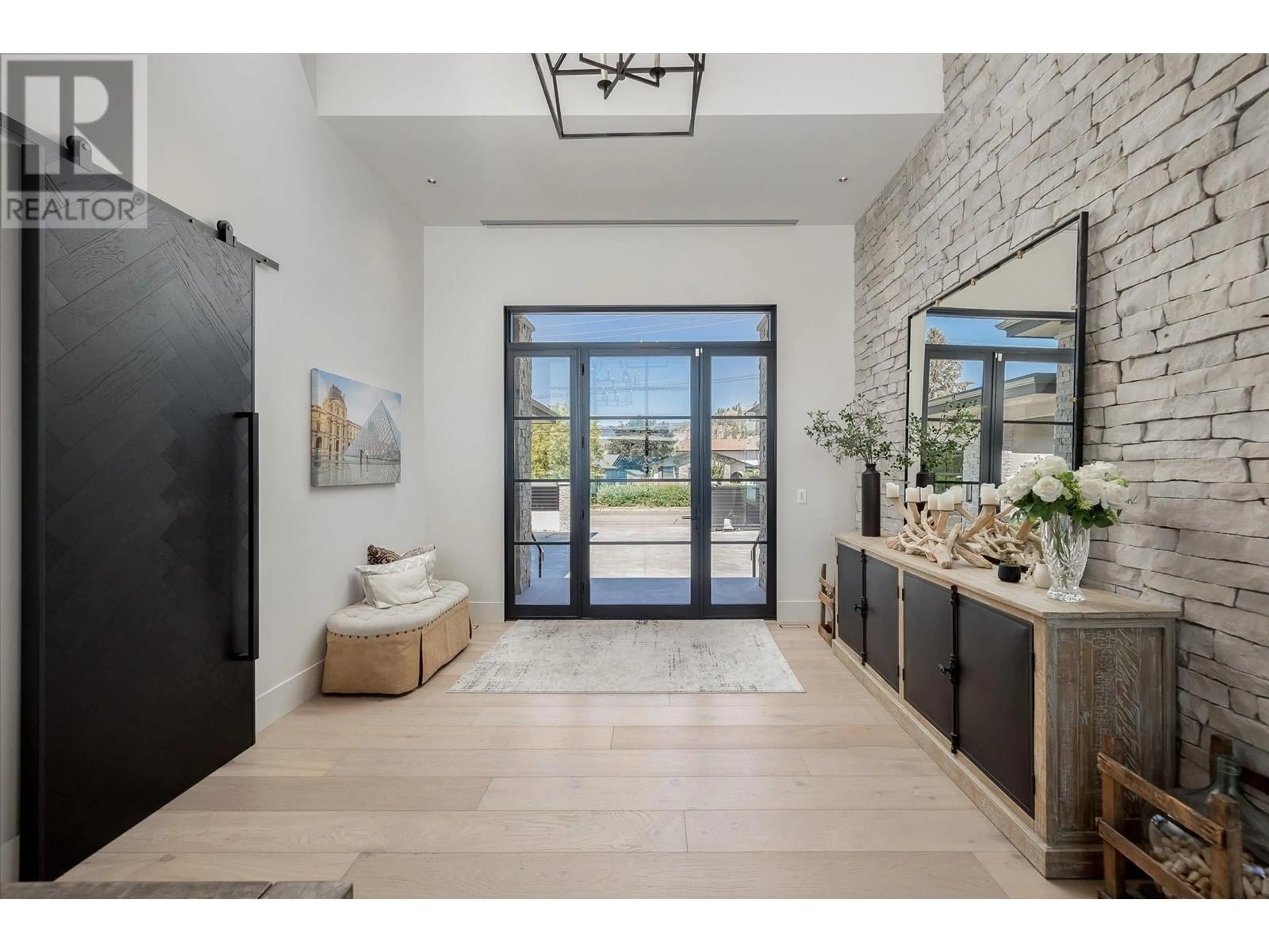 Indoor entryway for 1533 PRITCHARD DRIVE, West Kelowna British Columbia V4T1X4