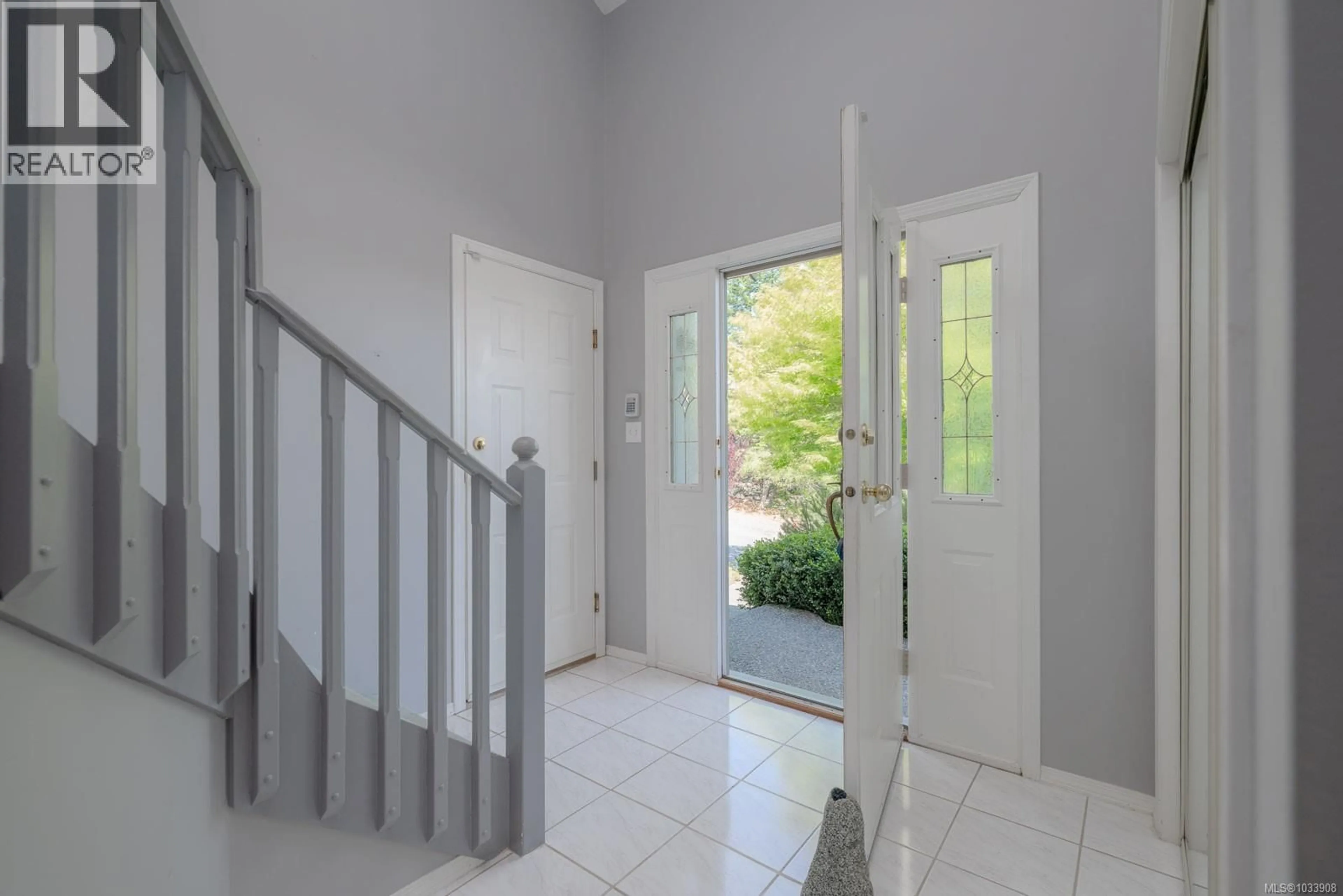 Indoor entryway for 3331 EDGEWOOD DRIVE, Nanaimo British Columbia V9T5V2
