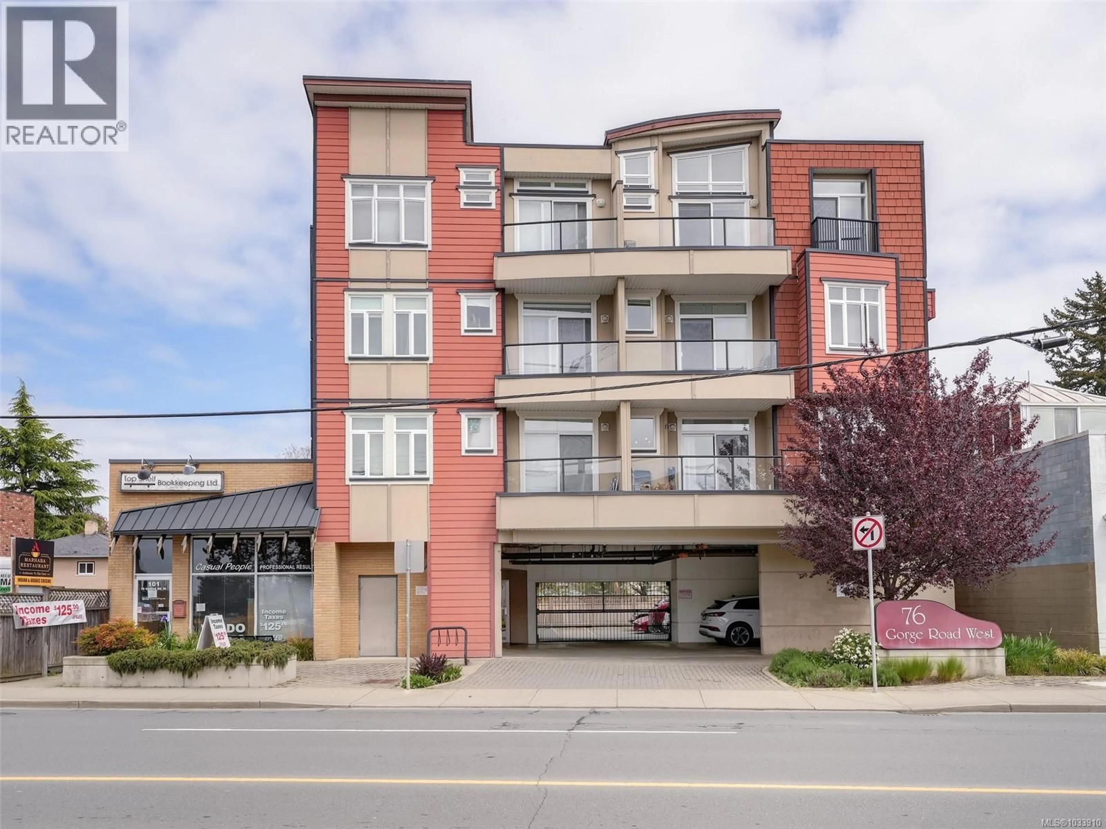 Unknown for 204 - 76 GORGE ROAD WEST, Saanich British Columbia V9A1M1