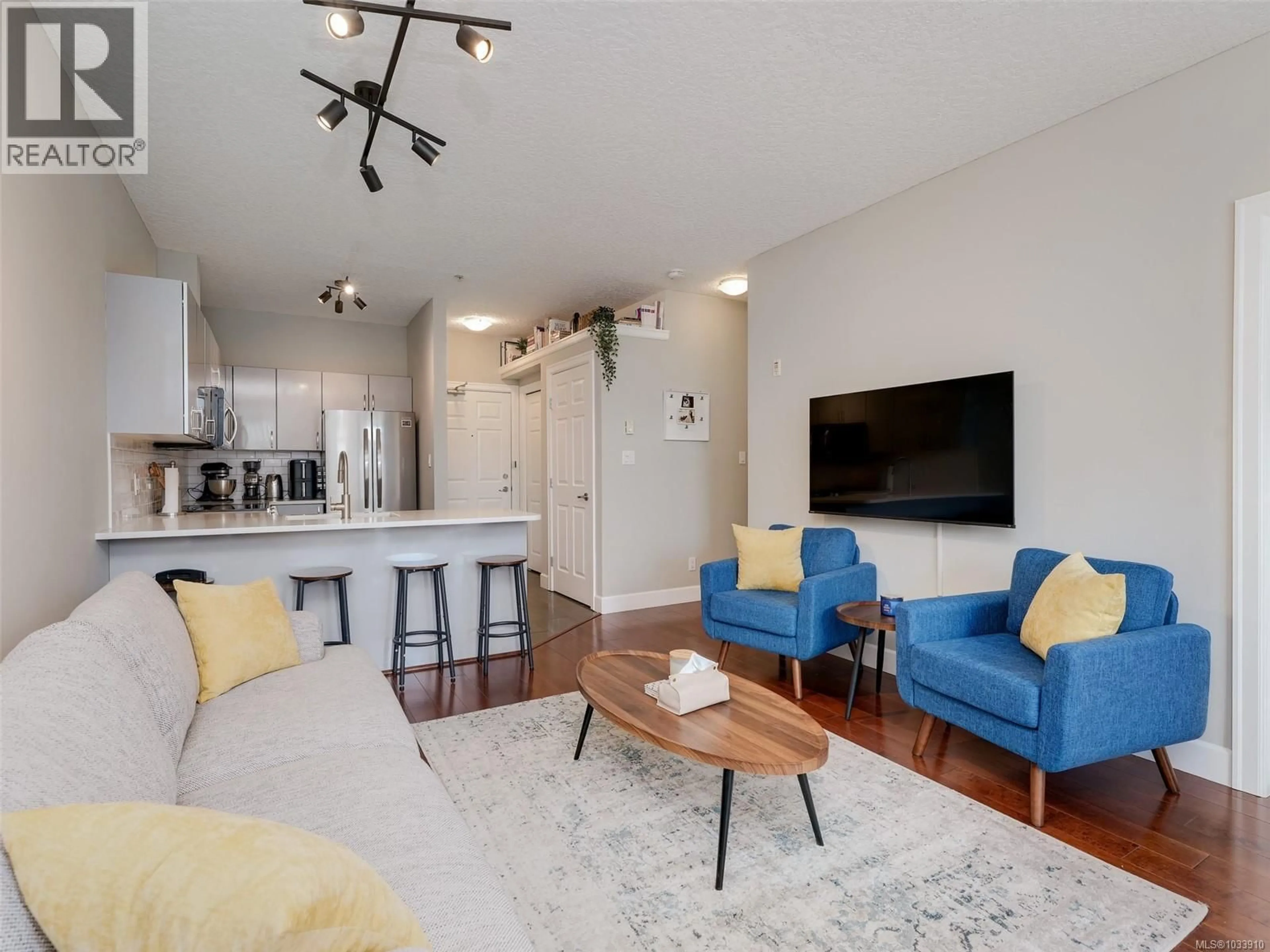 Living room with furniture, unknown for 204 - 76 GORGE ROAD WEST, Saanich British Columbia V9A1M1