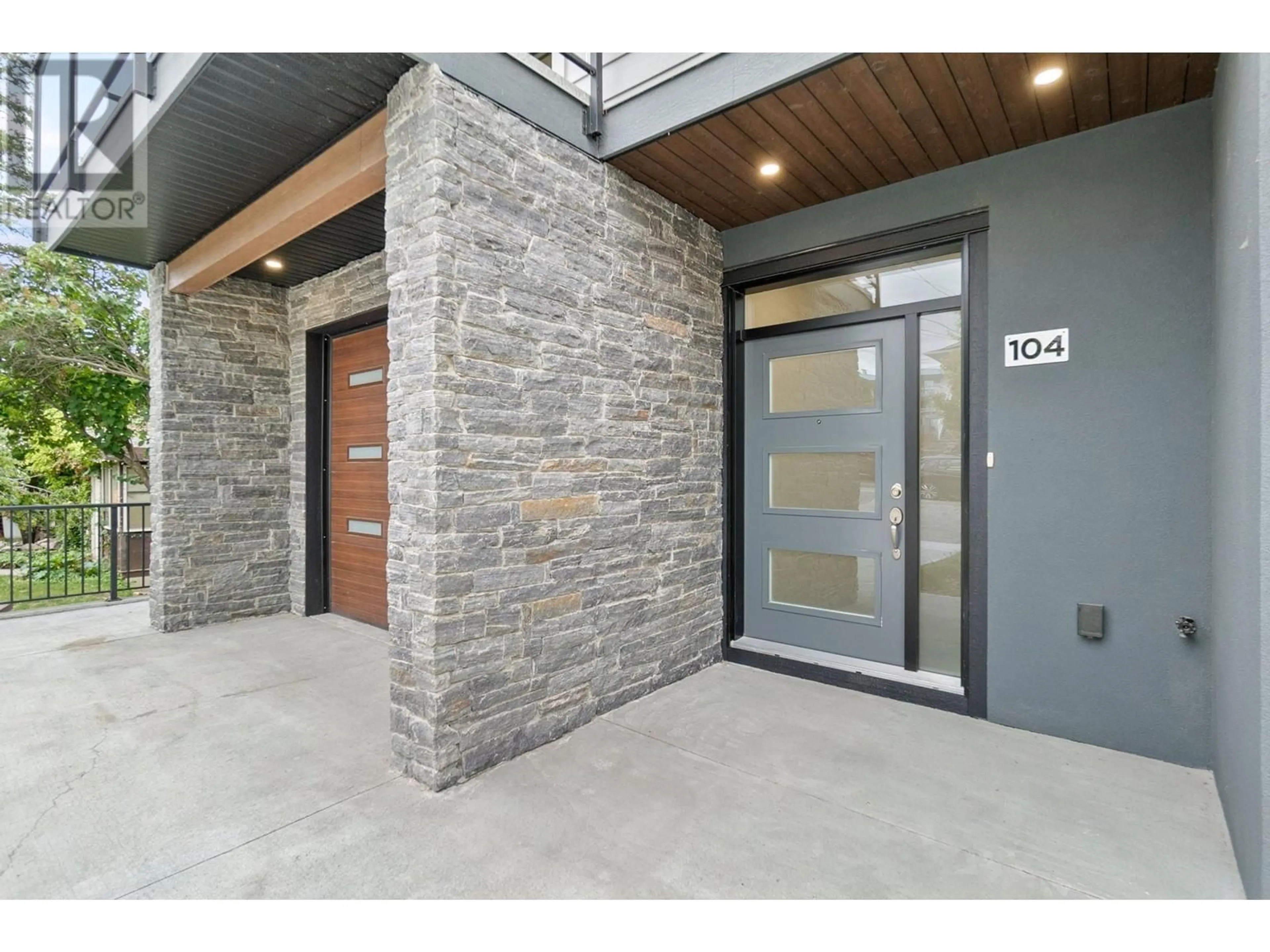 Indoor entryway for 104 - 190 VANCOUVER AVENUE, Penticton British Columbia V2A1A2