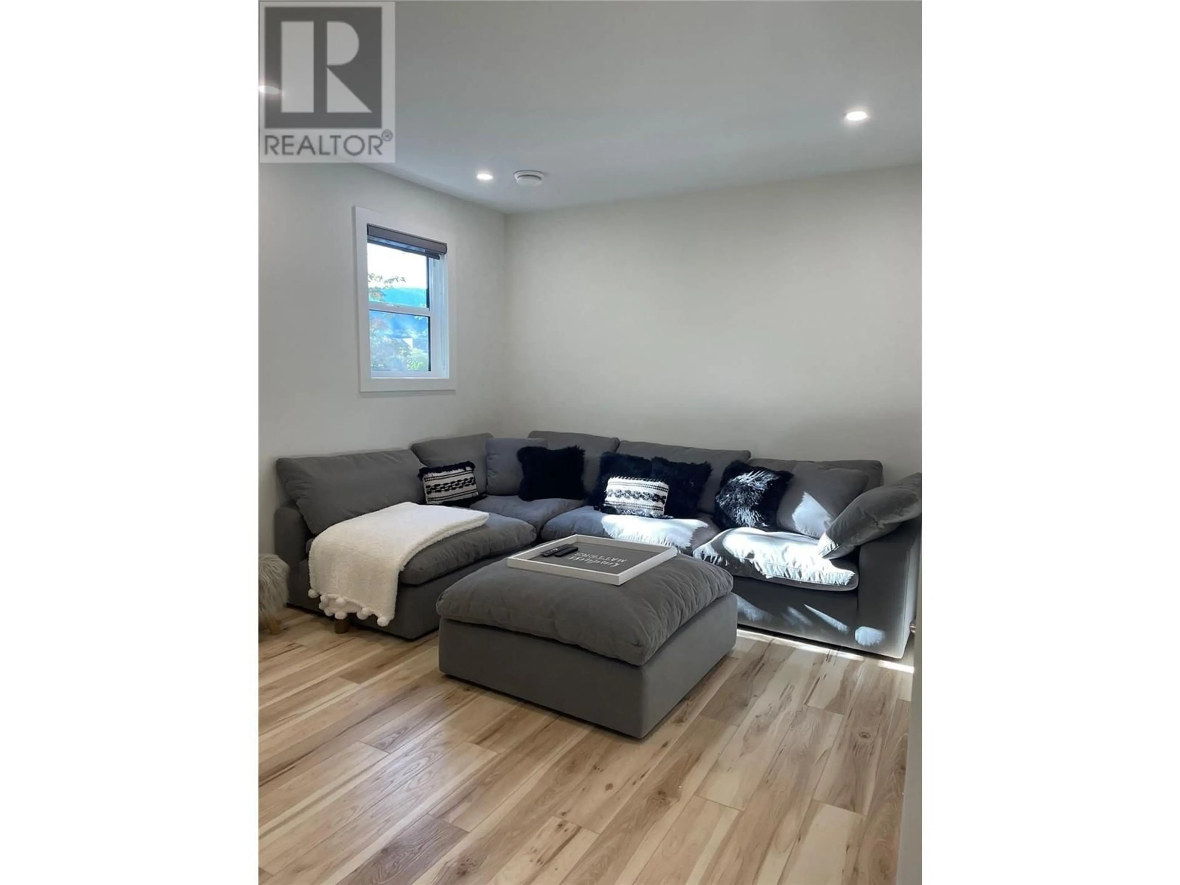 Living room with furniture, wood/laminate floor for 104 - 190 VANCOUVER AVENUE, Penticton British Columbia V2A1A2