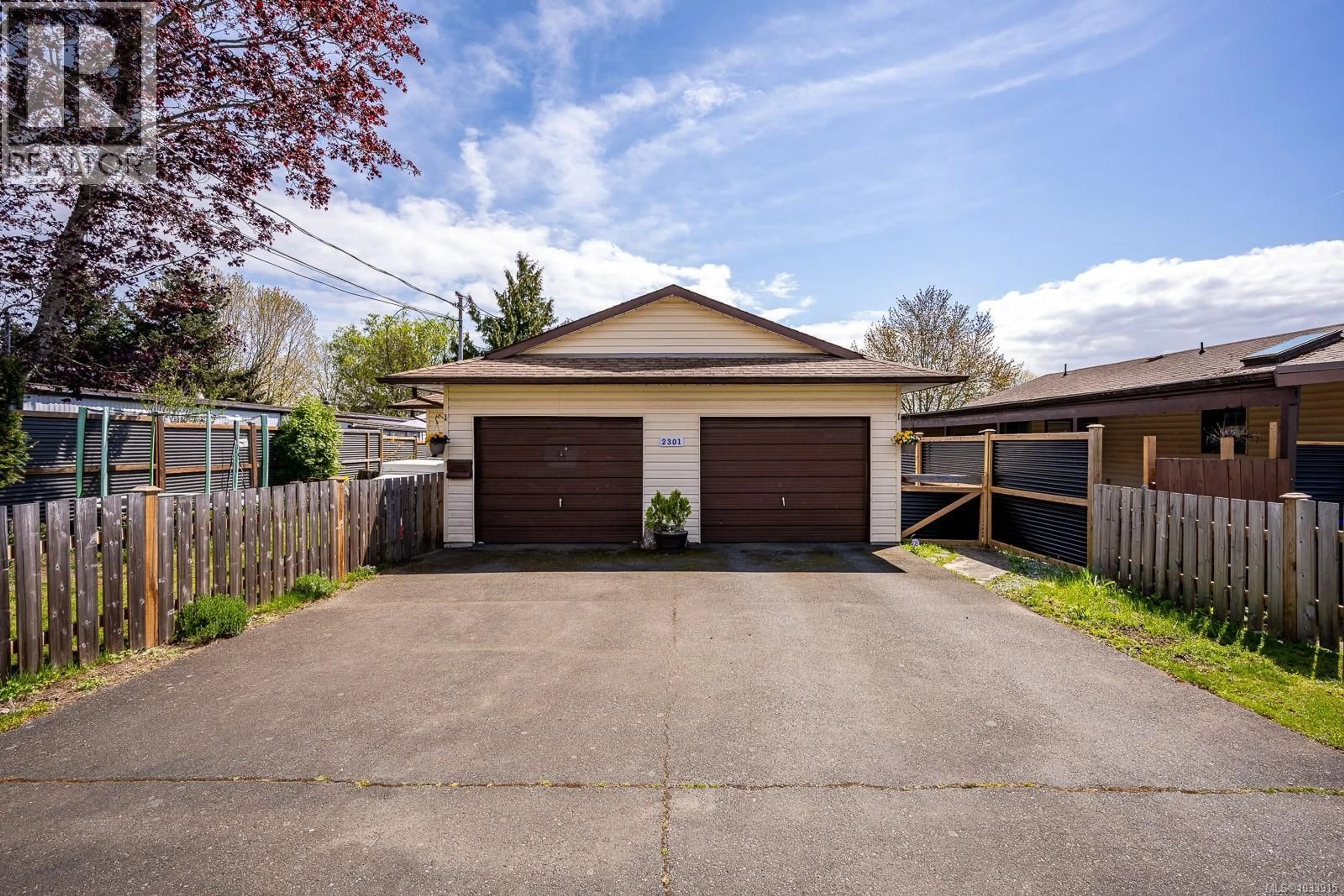 Indoor garage for 2301 6TH STREET EAST, Courtenay British Columbia V9N7T8