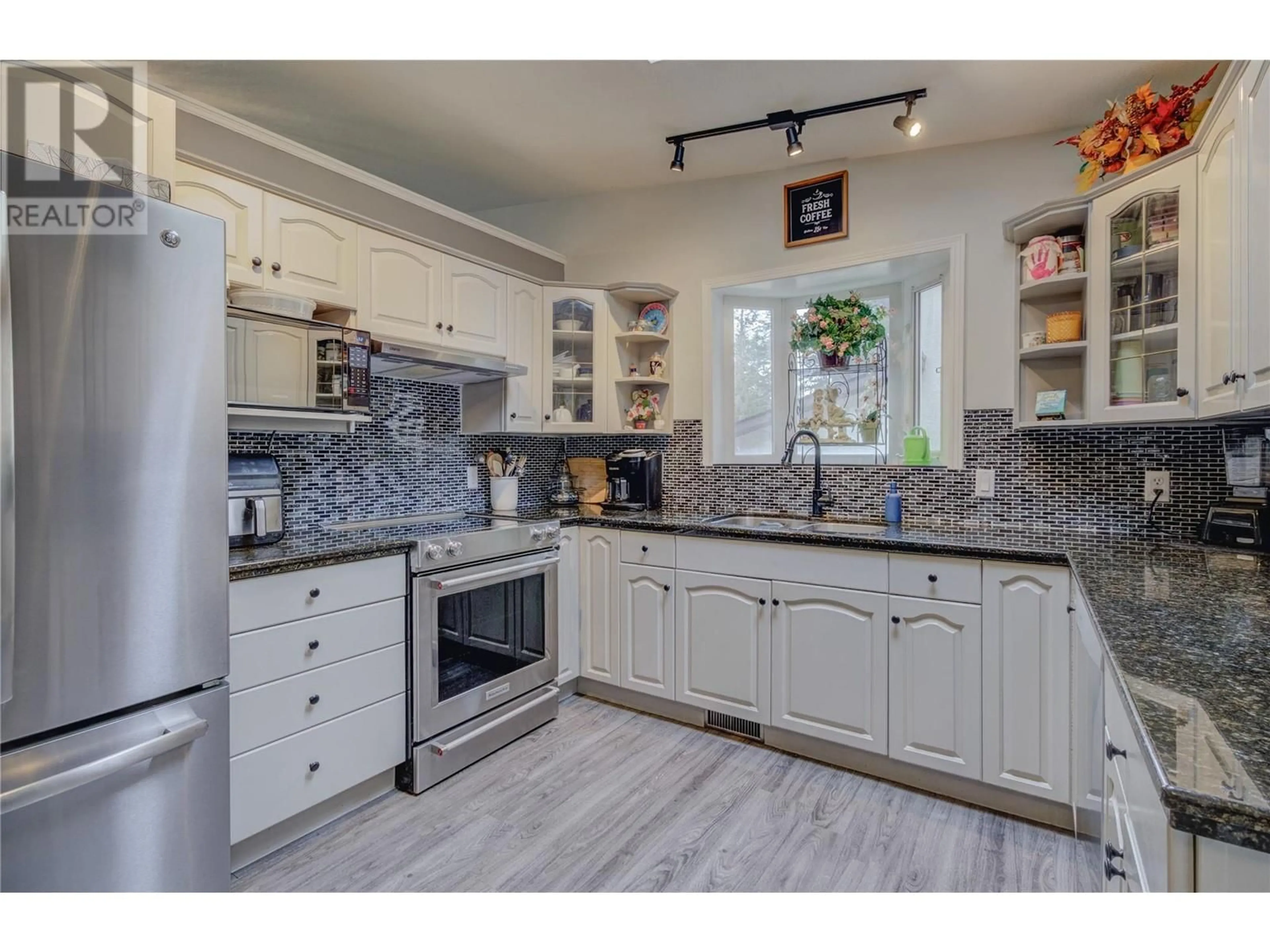 Open concept kitchen, ceramic/tile floor for 2876 JUNIPER CRESCENT, Blind Bay British Columbia V0E2W2