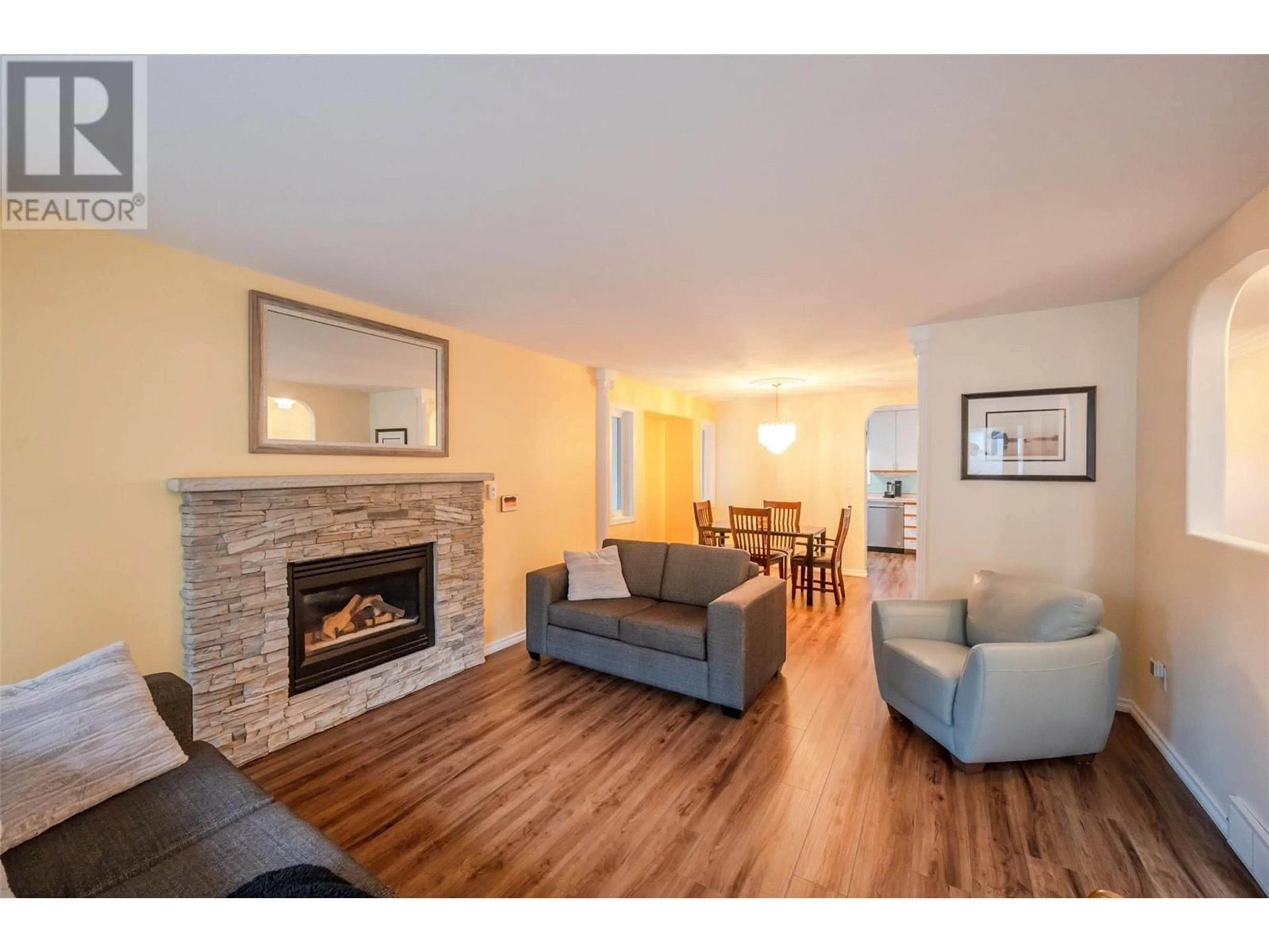 Living room with furniture, wood/laminate floor for 118 PAR BOULEVARD, Kaleden British Columbia V0H1K0