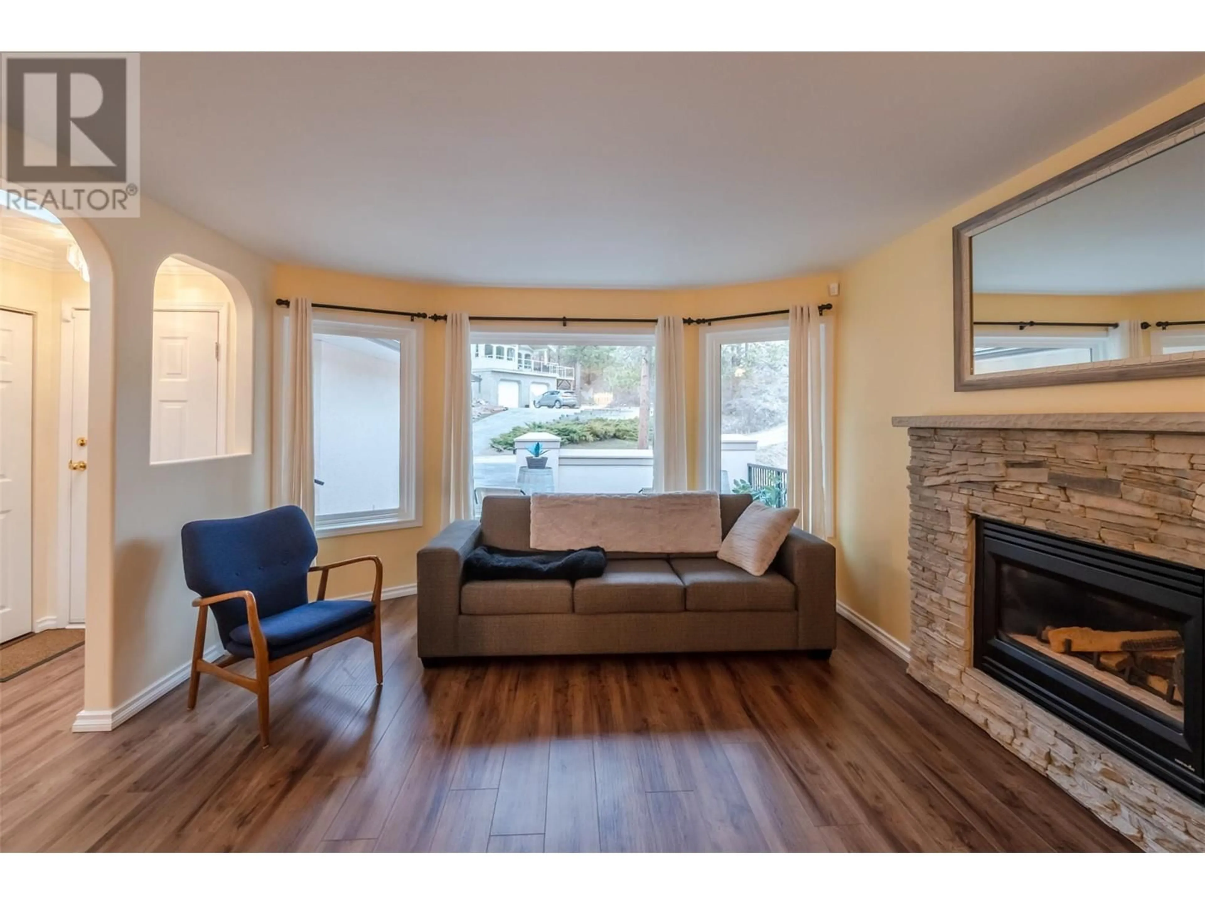 Living room with furniture, wood/laminate floor for 118 PAR BOULEVARD, Kaleden British Columbia V0H1K0