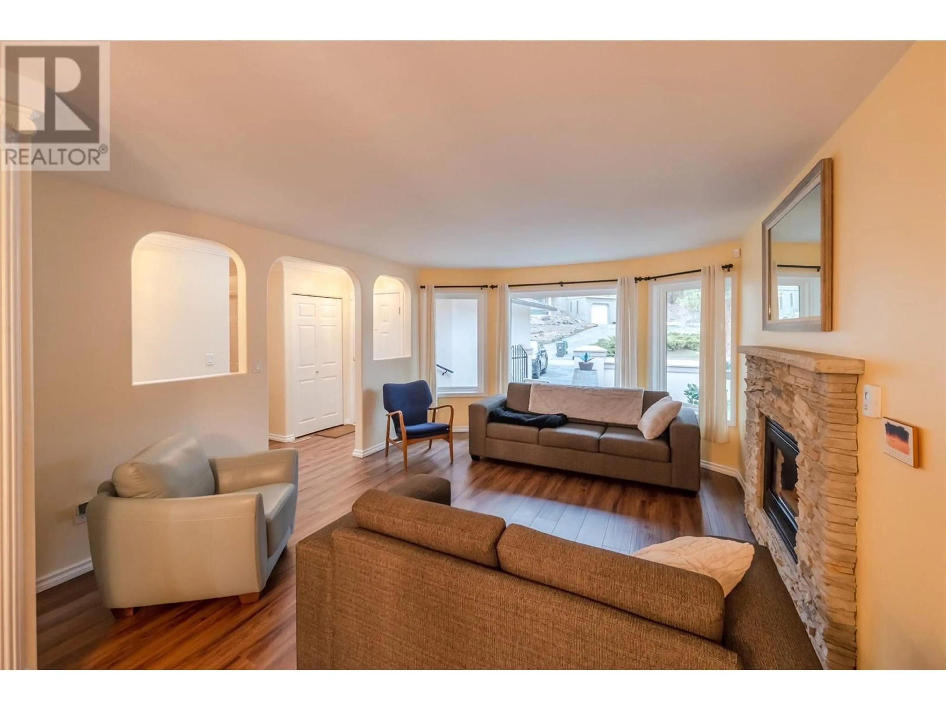 Living room with furniture, wood/laminate floor for 118 PAR BOULEVARD, Kaleden British Columbia V0H1K0