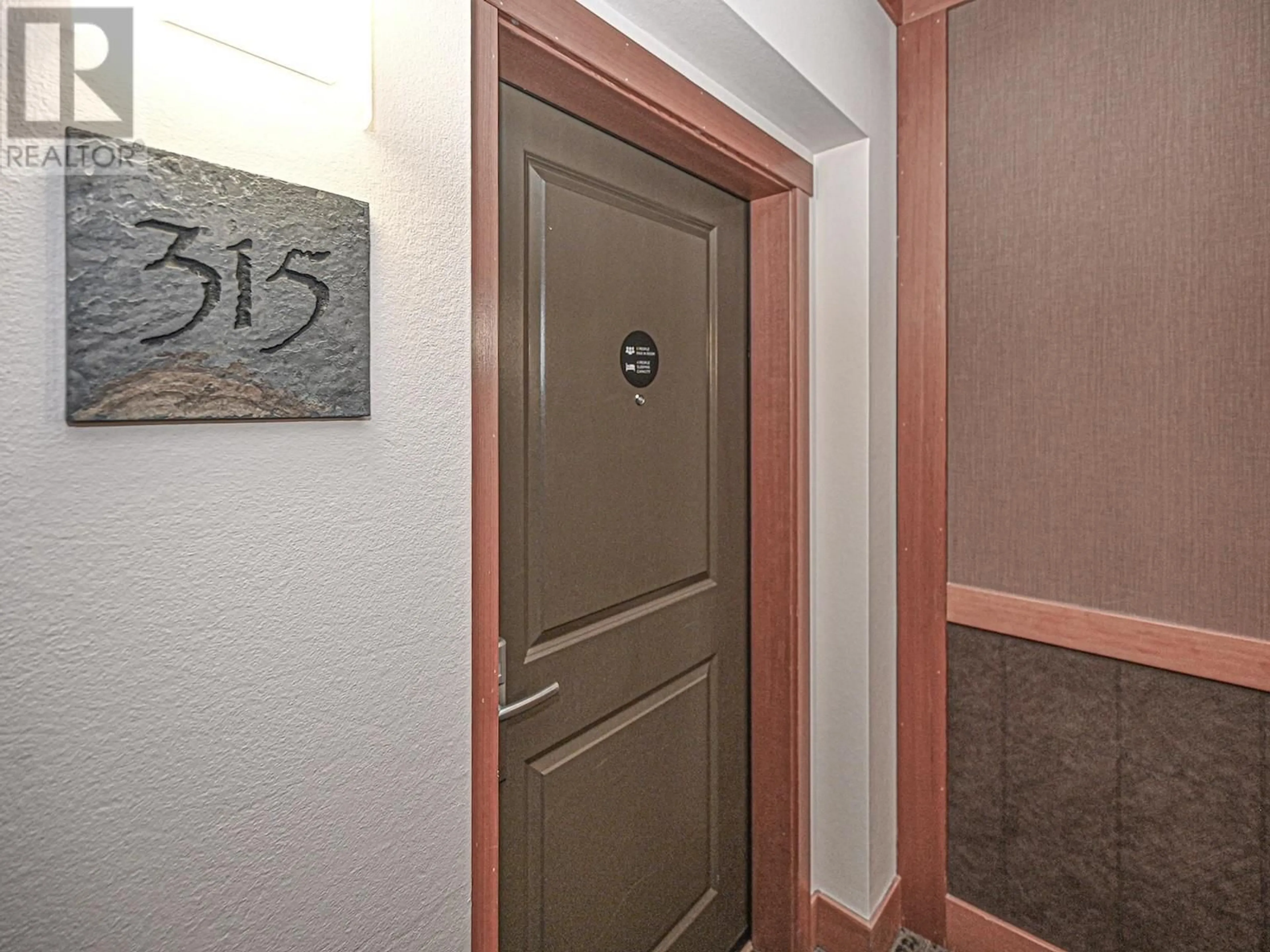 Indoor entryway for 315 - 107 VILLAGE CENTRE COURT, Vernon British Columbia V1H1Y8