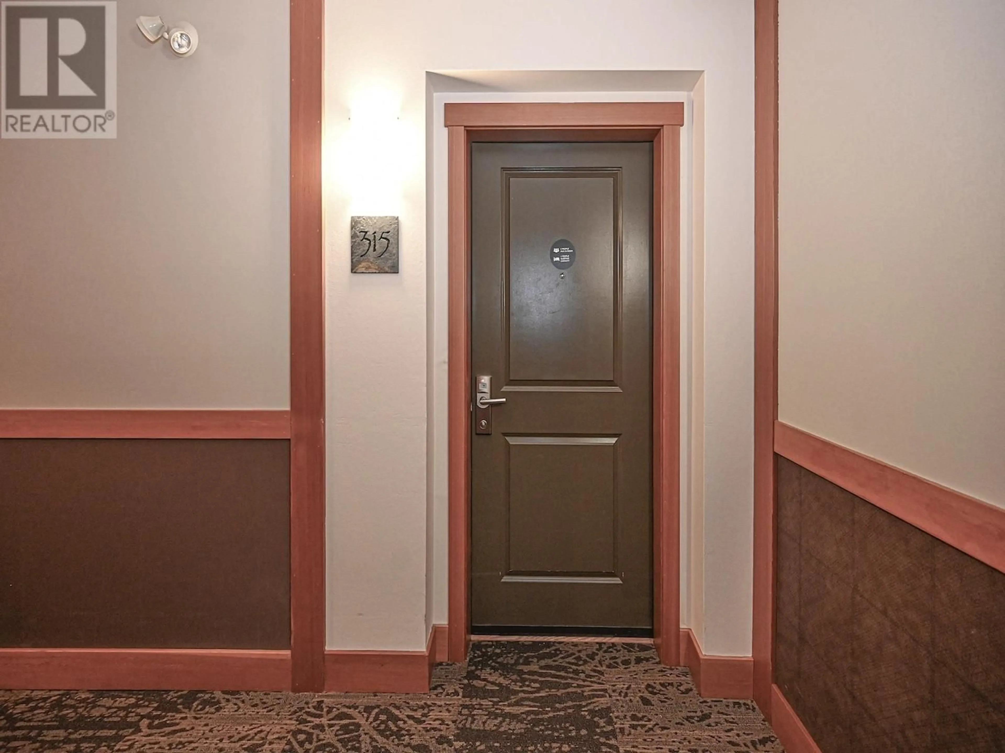 Indoor foyer for 315 - 107 VILLAGE CENTRE COURT, Vernon British Columbia V1H1Y8