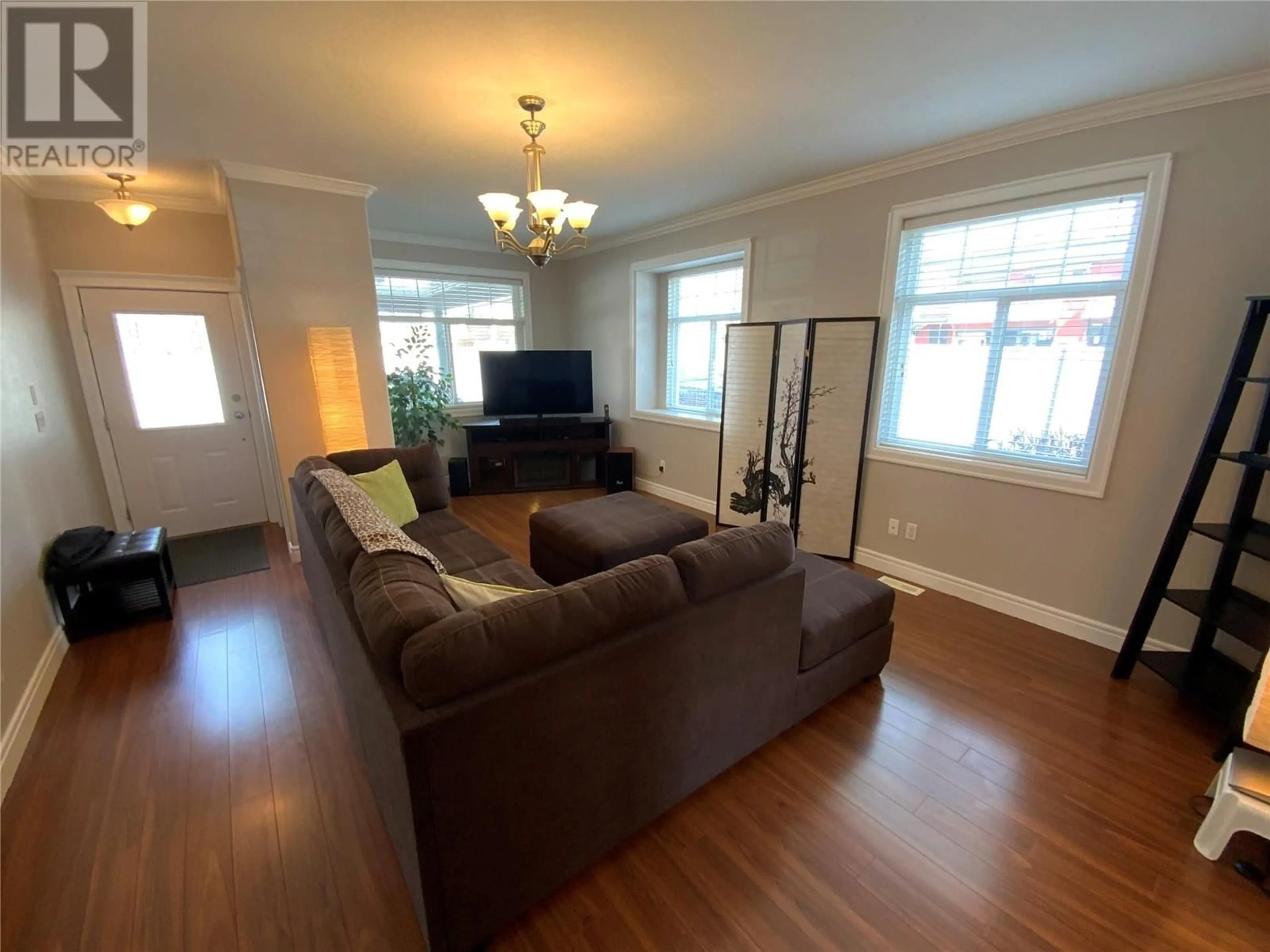 Living room with furniture, wood/laminate floor for 101 - 3011 SOUTH MAIN STREET, Penticton British Columbia V2A5J7