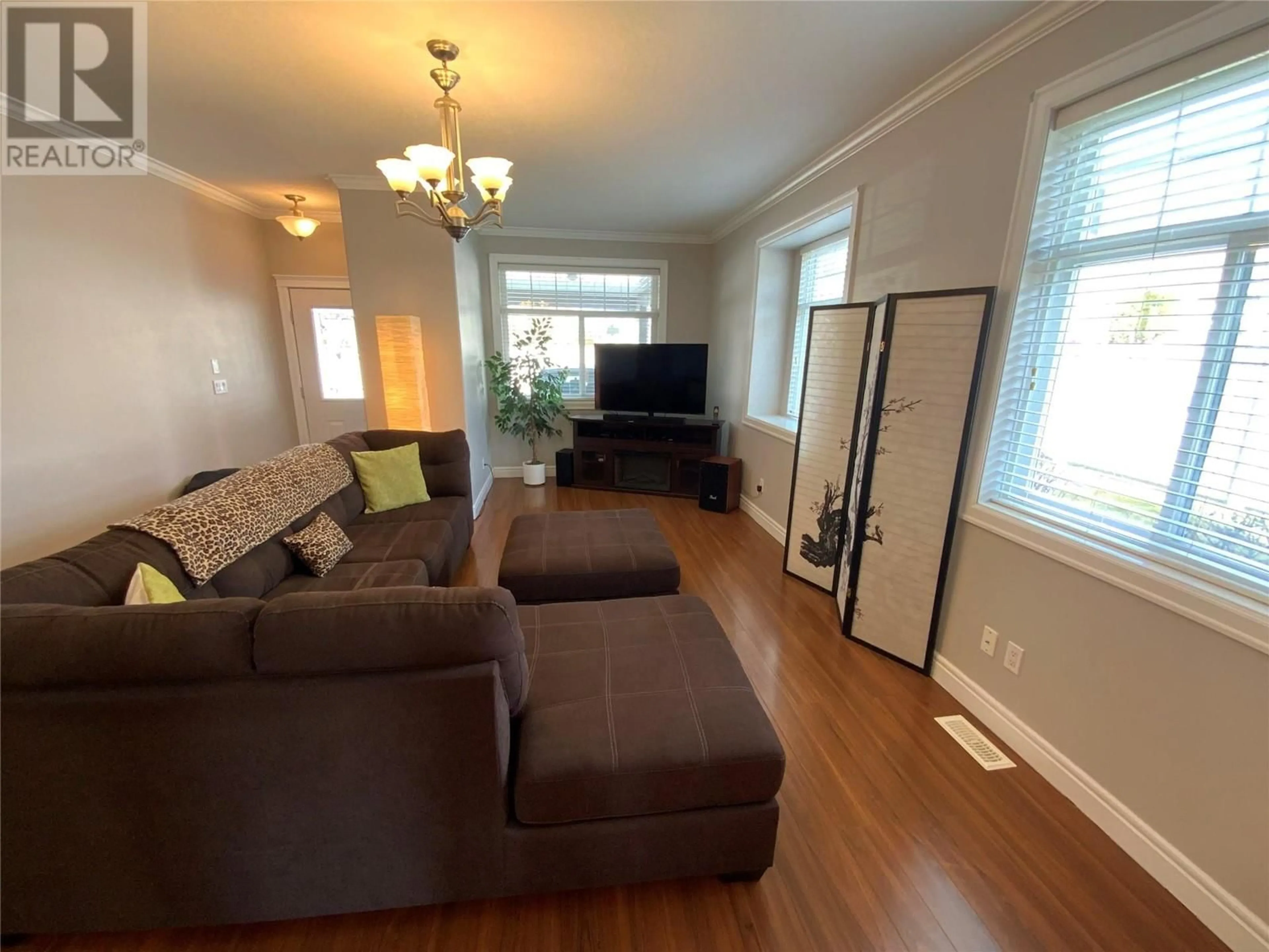 Living room with furniture, wood/laminate floor for 101 - 3011 SOUTH MAIN STREET, Penticton British Columbia V2A5J7